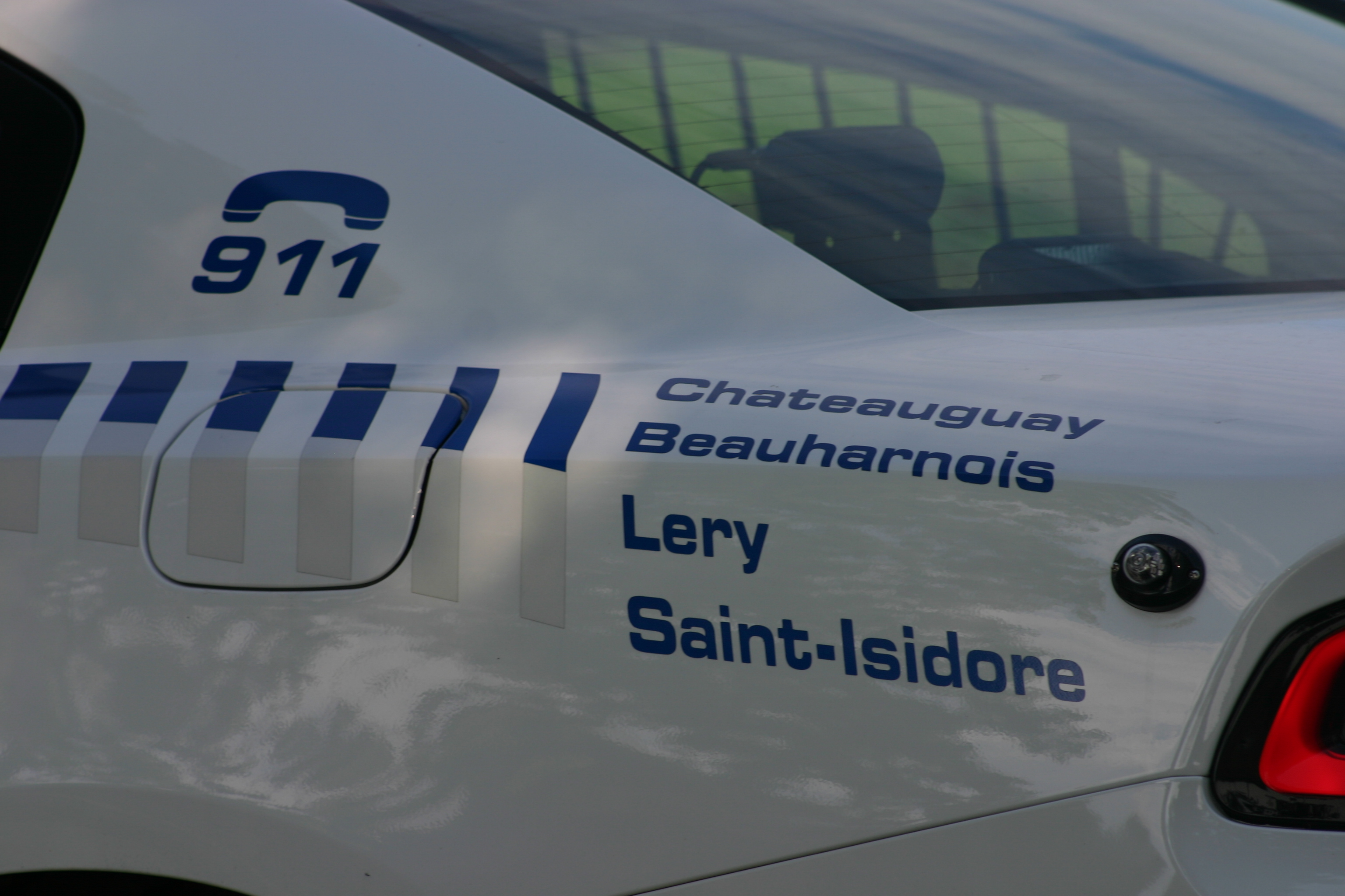 Une voiture emboutit une maison à Léry