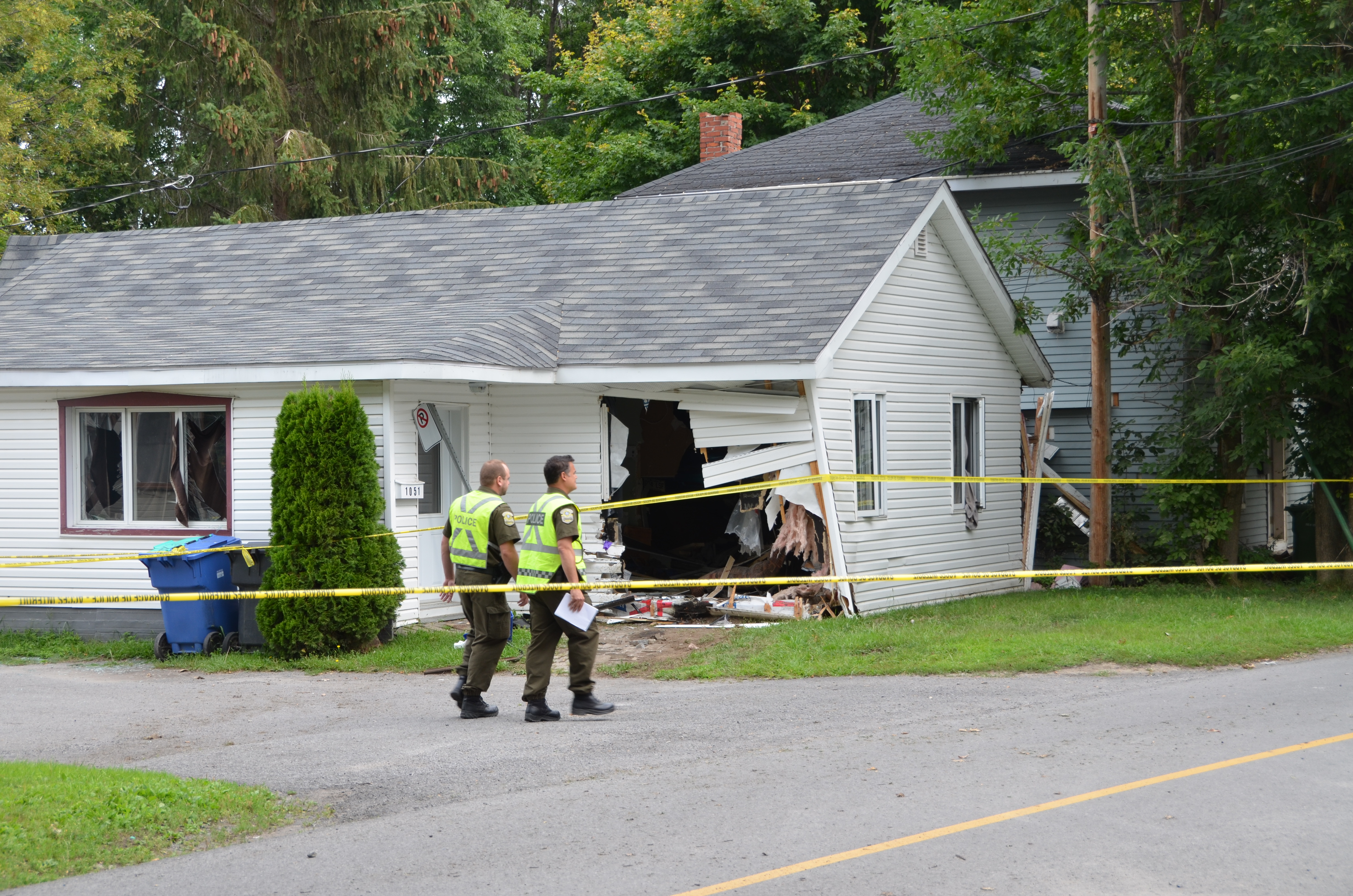 Un véhicule volé s&rsquo;encastre dans deux maisons à Léry