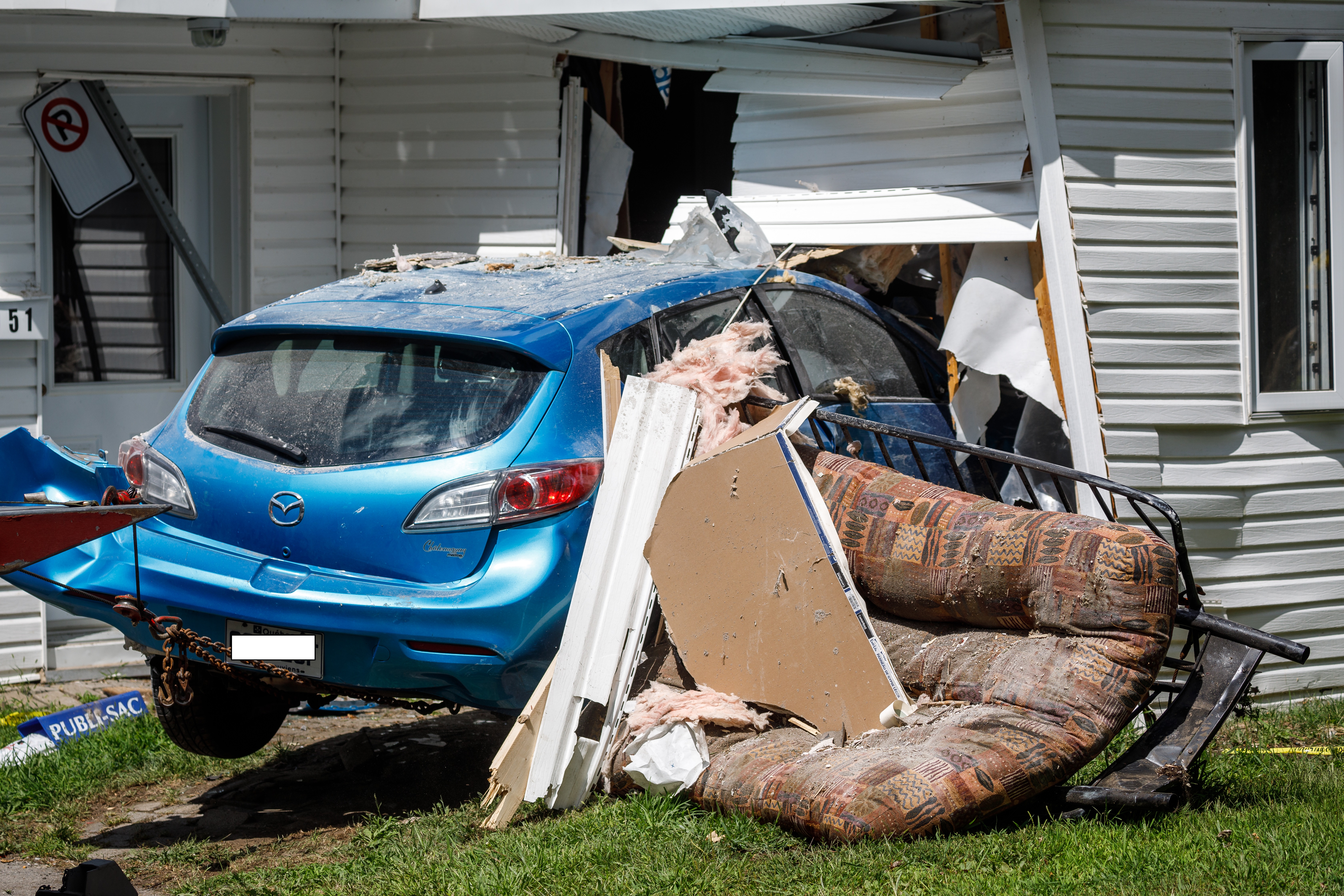 Image illustrant l'article: La voiture encastrée à Léry sortie de sa fâcheuse position