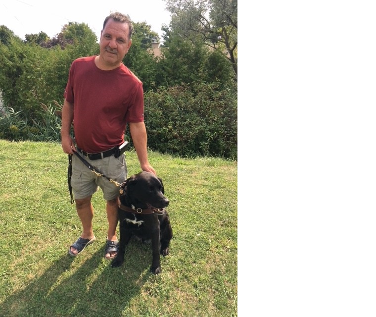 Un homme aveugle a besoin d&rsquo;aide pour épauler Mira