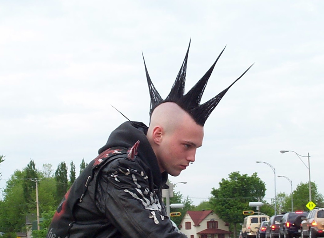 Le look des jeunes : mode d’emploi – Gothiques et autres excentriques à pics