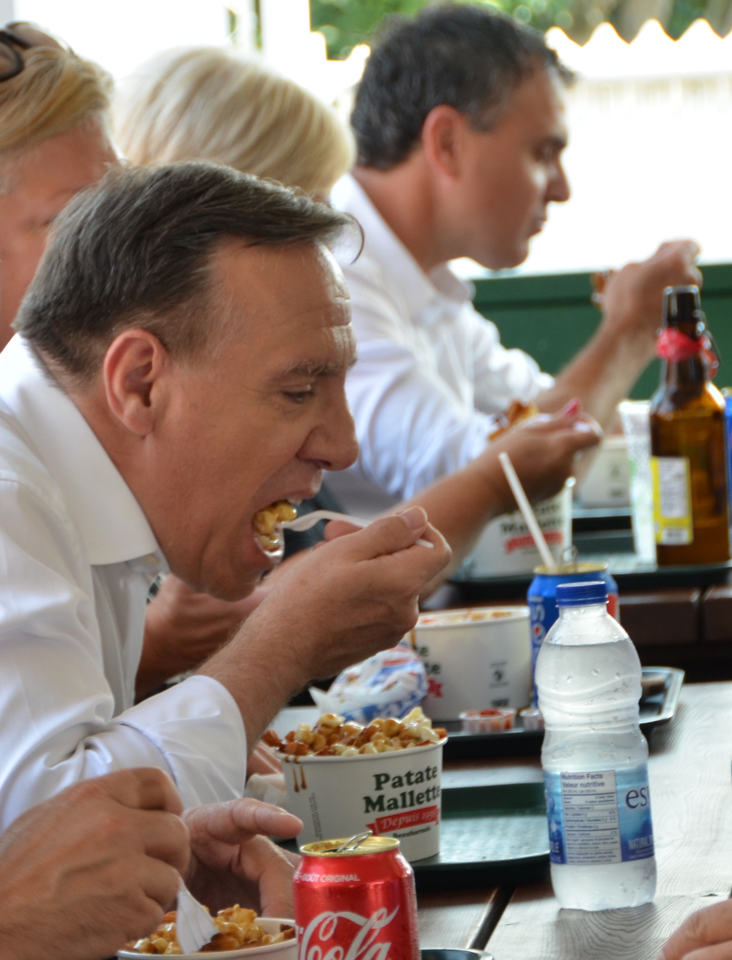 Image illustrant l'article: Le chef Legault mange de la poutine à Beauharnois