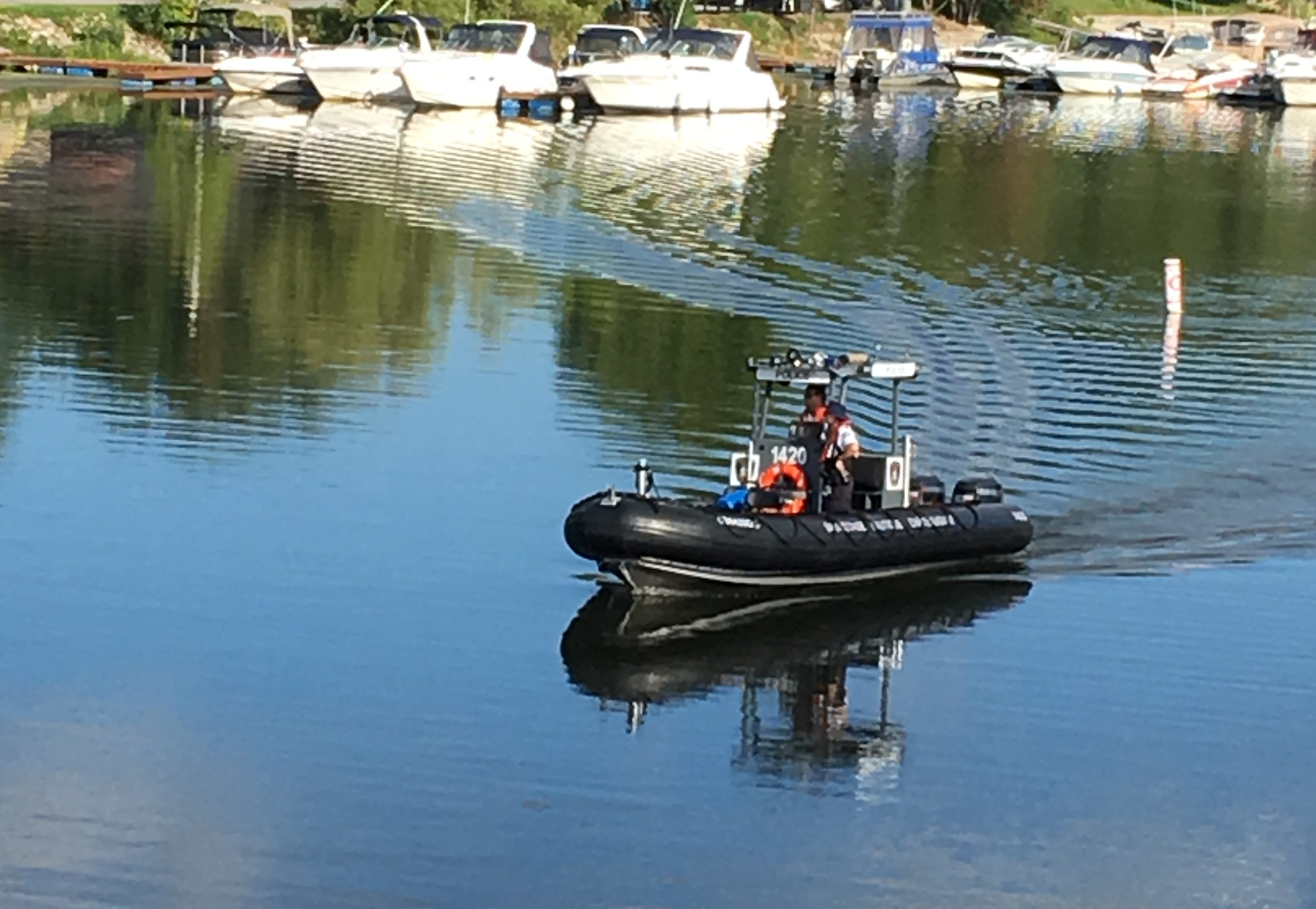 La police patrouille avec le bateau des pompiers