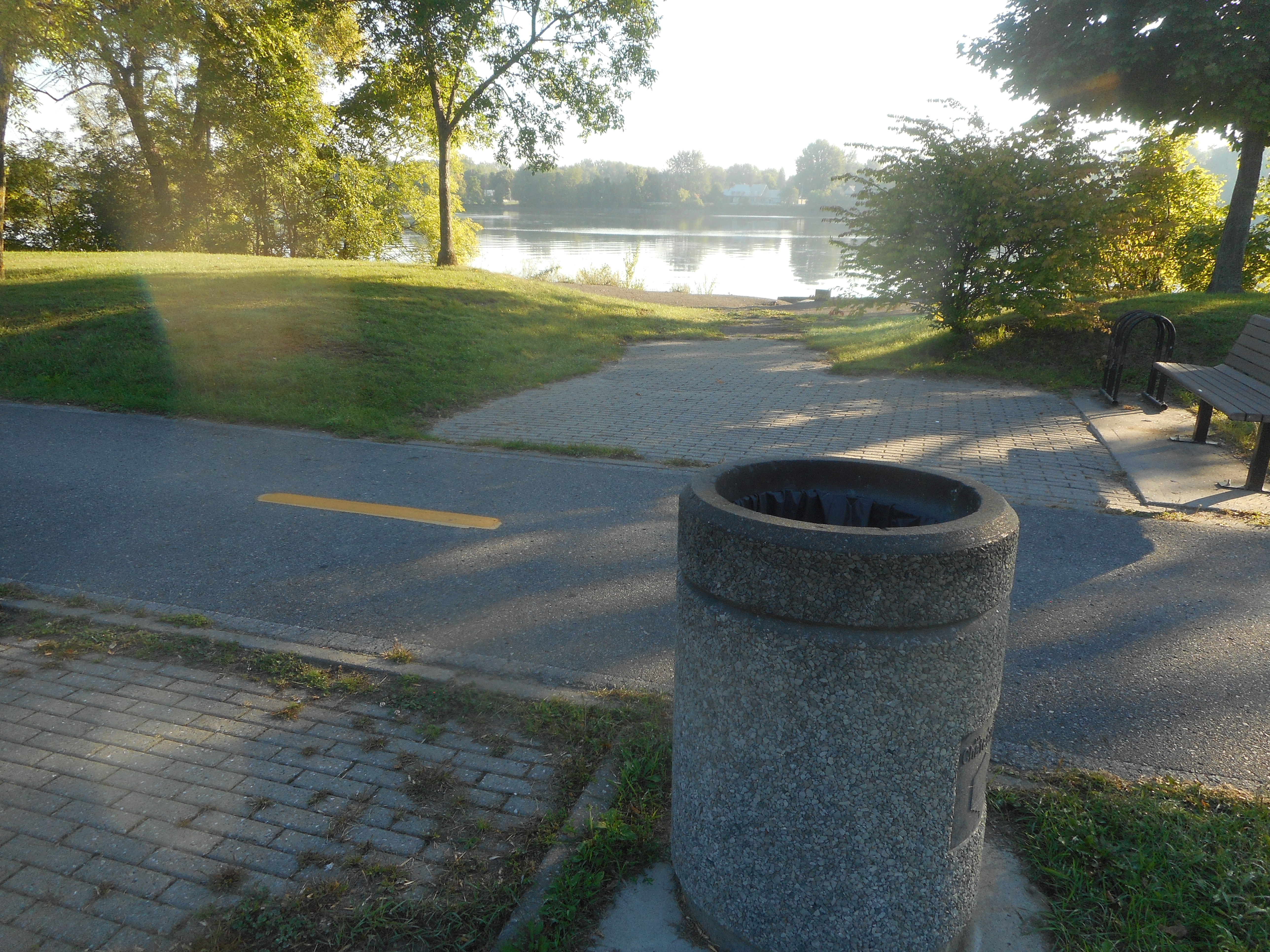 Image illustrant l'article: La poubelle au bord de l'eau