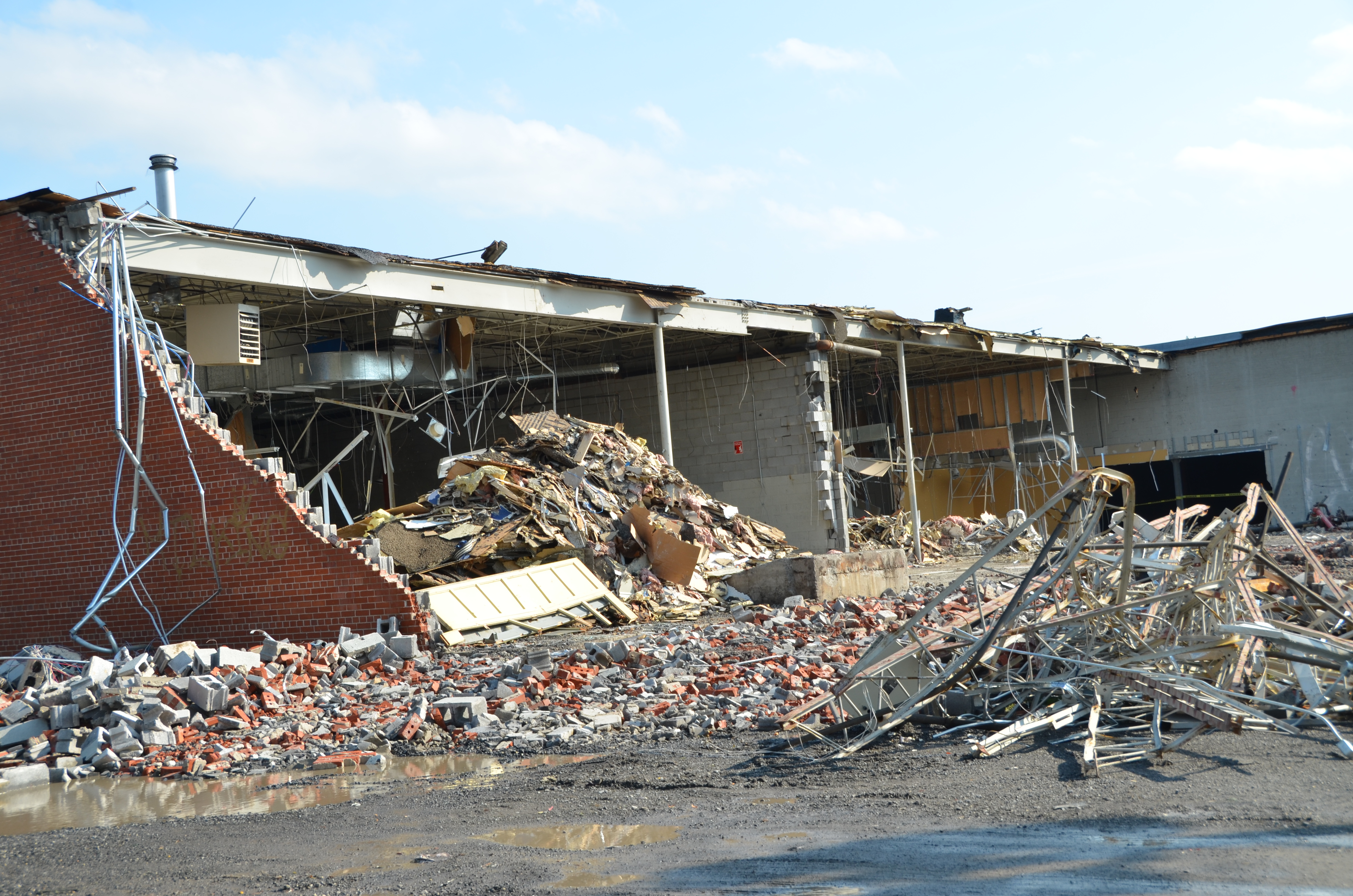 La bâtisse de l’ancien Zellers rasée
