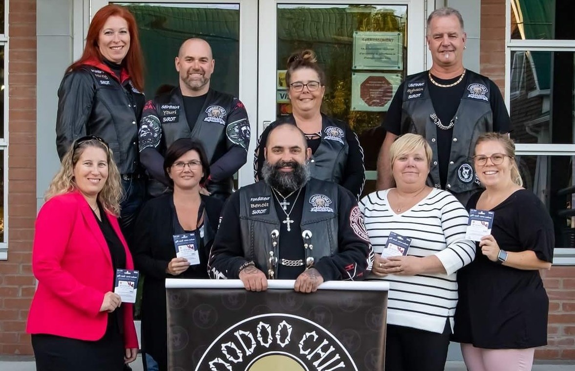 Des «bikers» aident à nourrir des écoliers