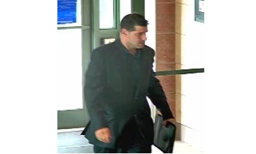 Il tente d&rsquo;ouvrir un compte avec de fausses cartes