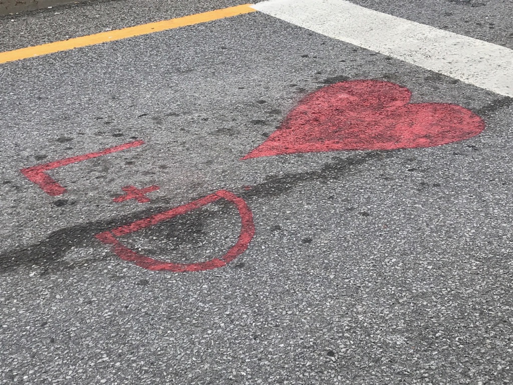 Image illustrant l'article: Des coeurs intrigants sur l'asphalte