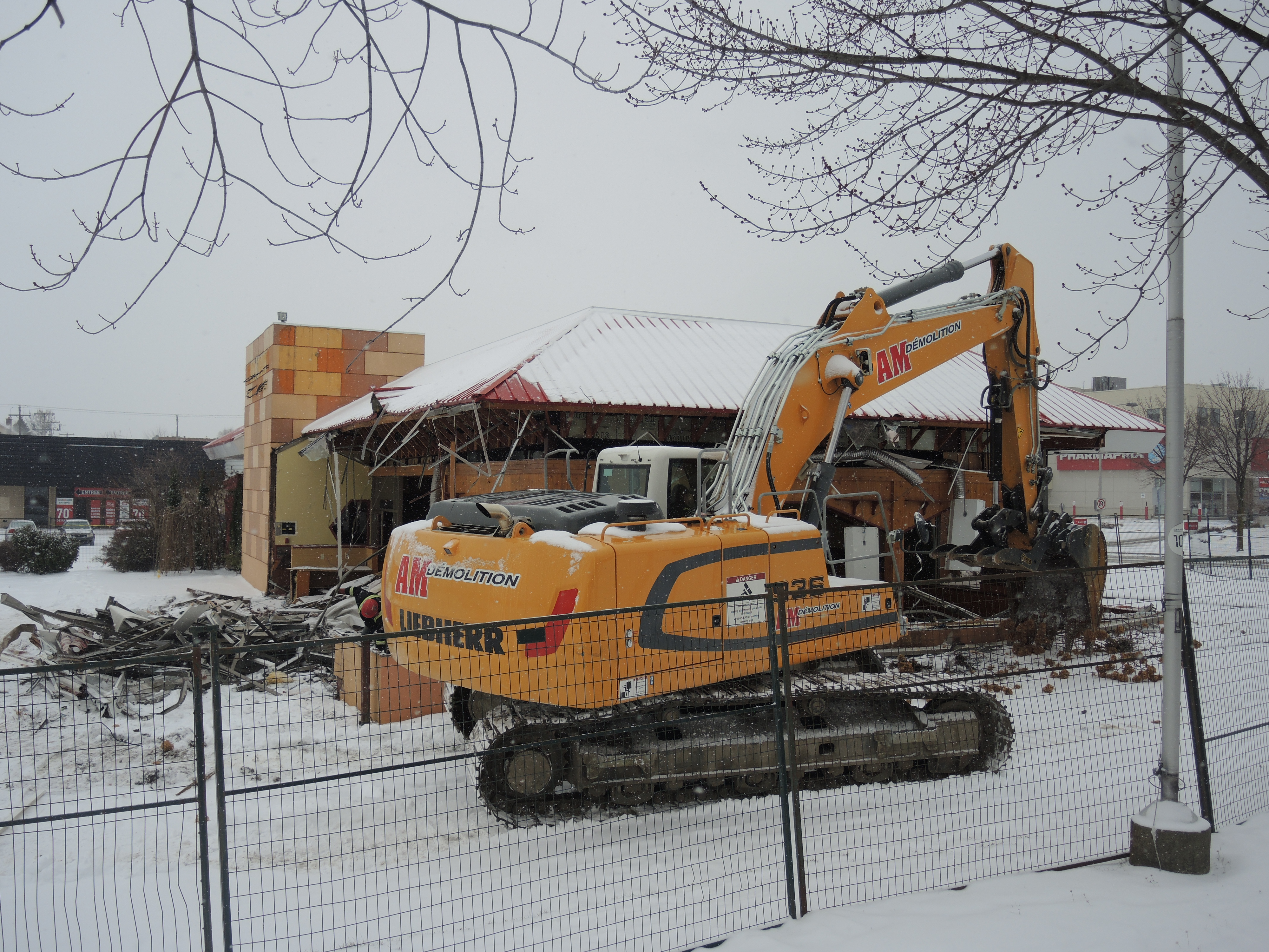 Image illustrant l'article: Démolition au Centre Régional de Châteauguay en vue de l’arrivée des nouvelles bannières
