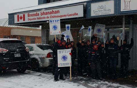 Image illustrant l'article: Les facteurs manifestent devant le bureau de Brenda Shanahan
