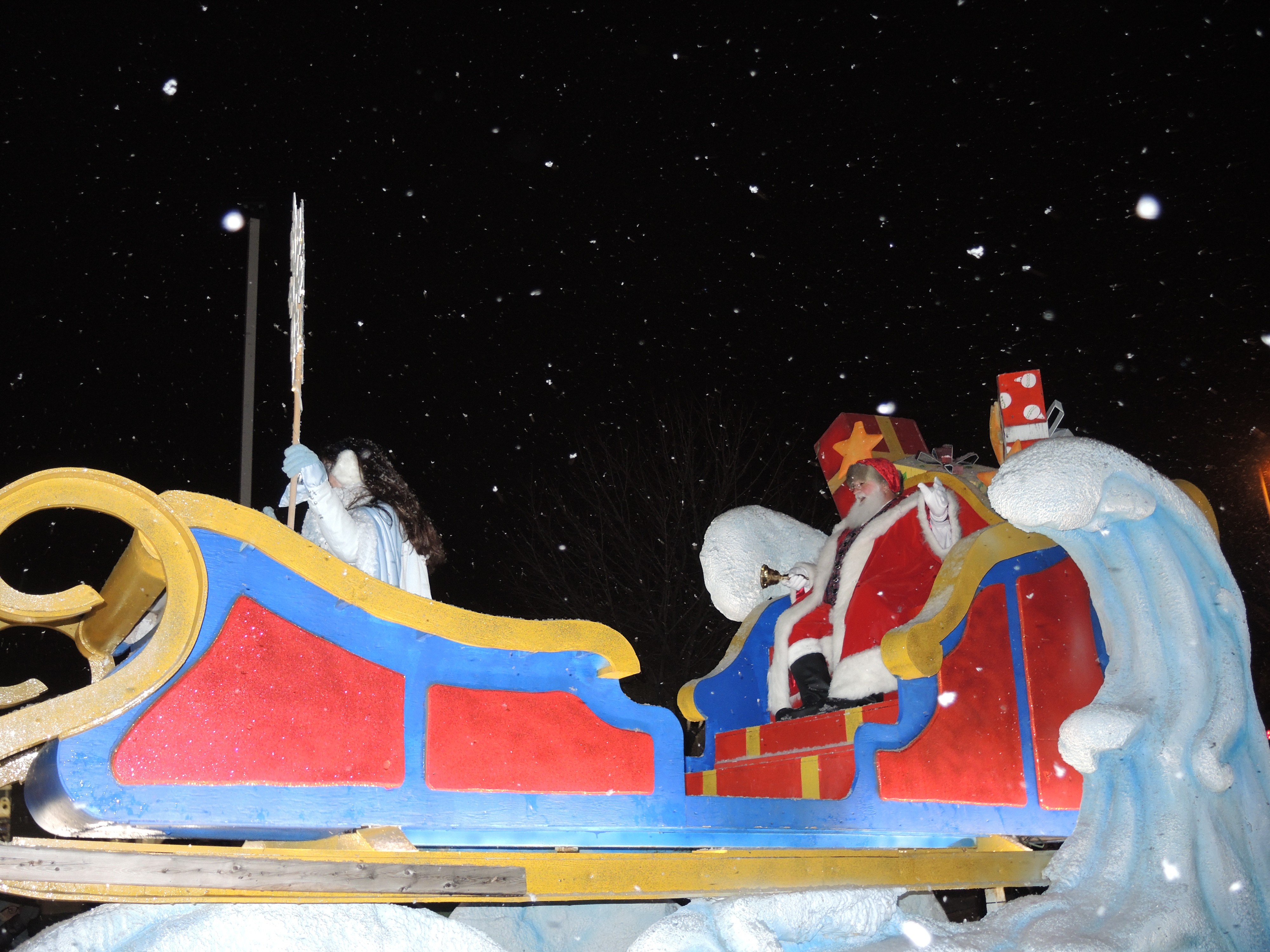 Image illustrant l'article: Des heureux par milliers au défilé de nuit de Châteauguay