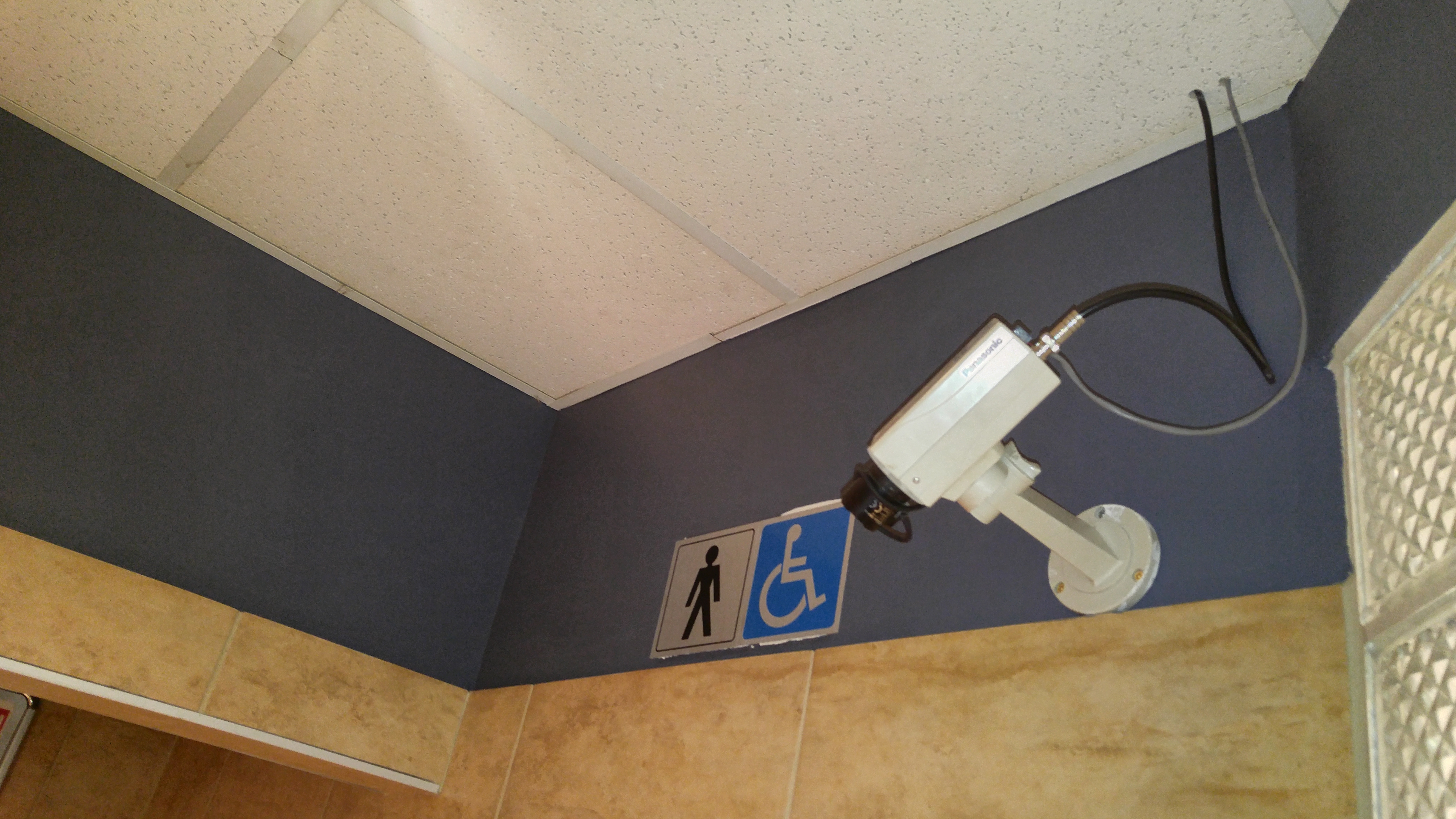 Caméra de surveillance controversée dans des toilettes publiques