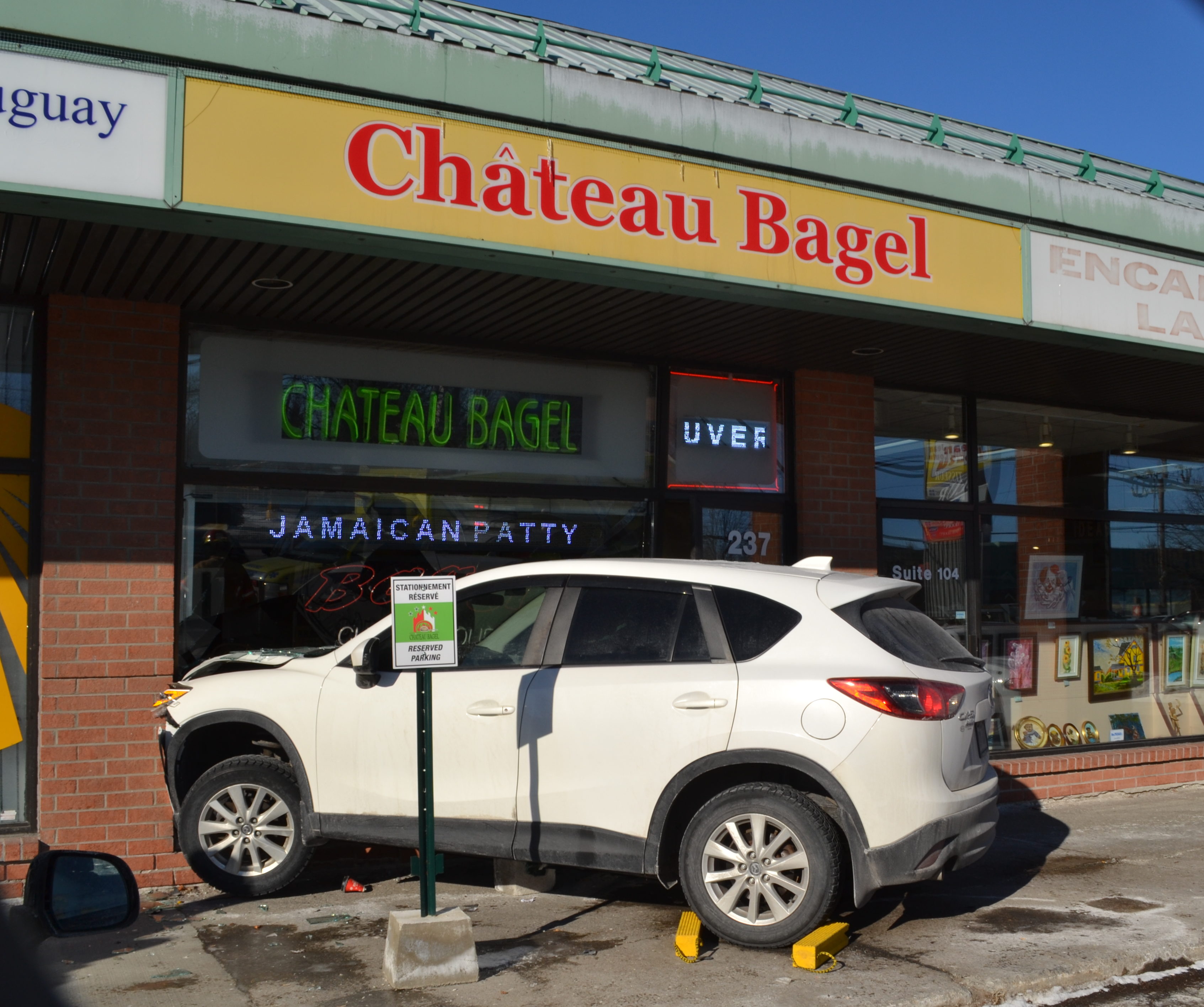 Voiture encastrée dans un commerce à Châteauguay