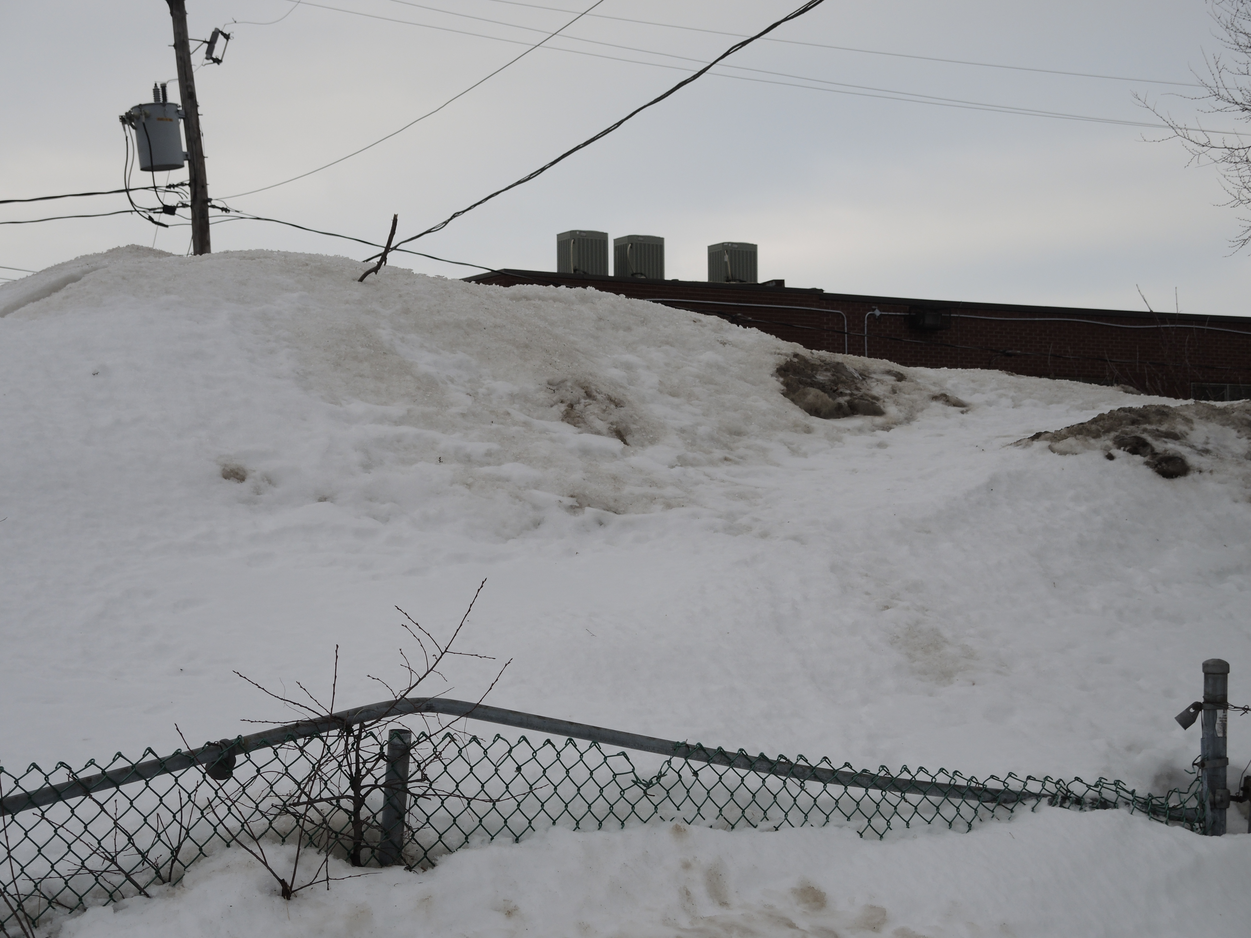 L’histoire de la butte de neige trop proche des fils se répète