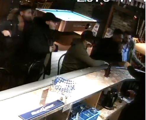 Recherchés pour une agression dans un bar