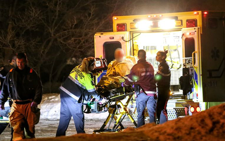 Un homme s’empale dans un escalier