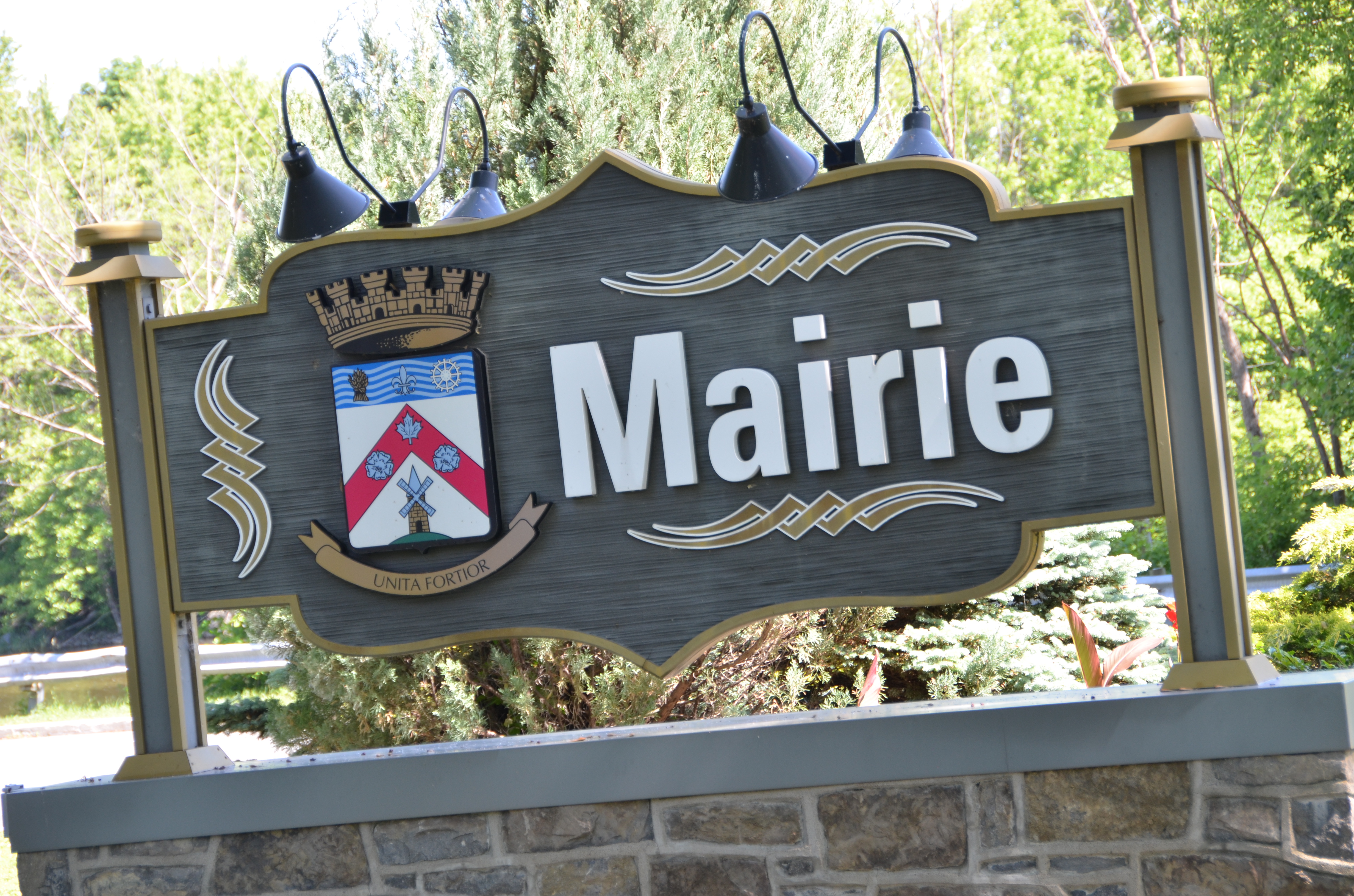 Châteauguay : trois cols blancs suspendus