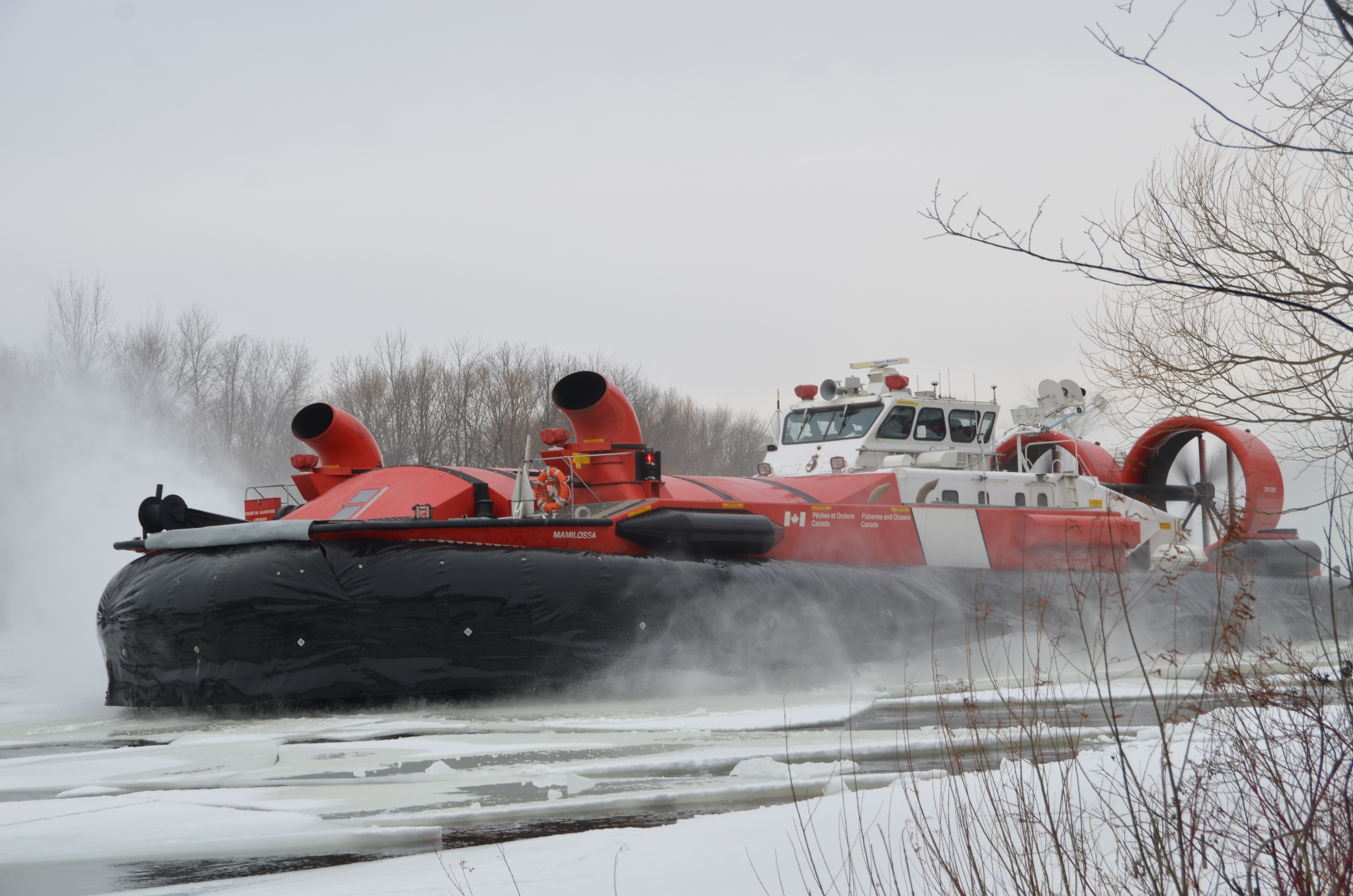 Aéroglisseur à Châteauguay: glace brisée et visages éclaboussés