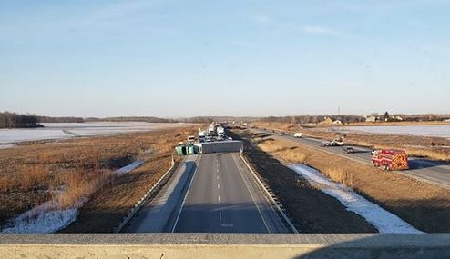 Image illustrant l'article: Plusieurs heures de nettoyage du site de l'accident sur la 30 à Léry