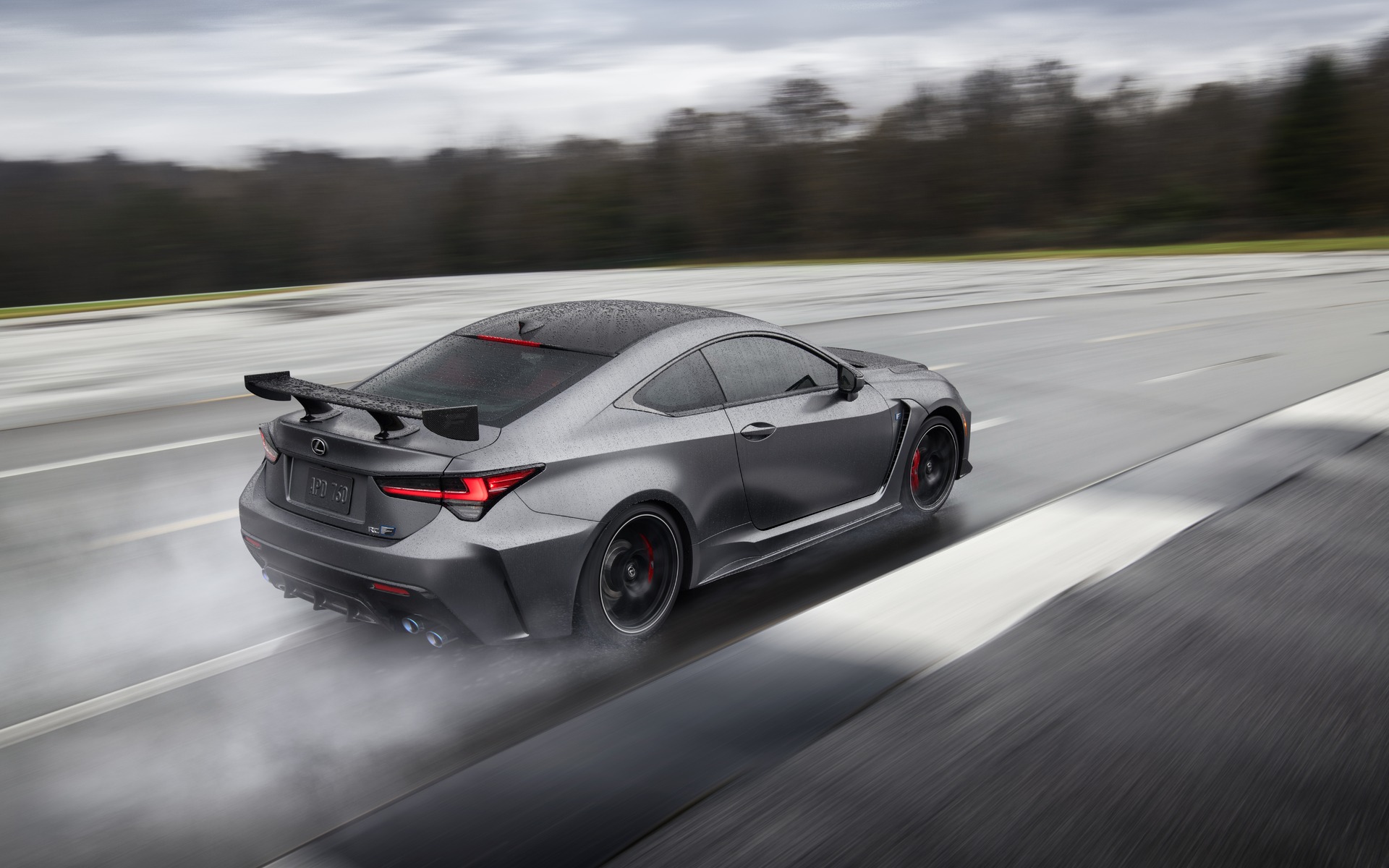 Sur le point de conduire la Lexus RC F Track Edition… sur la piste!