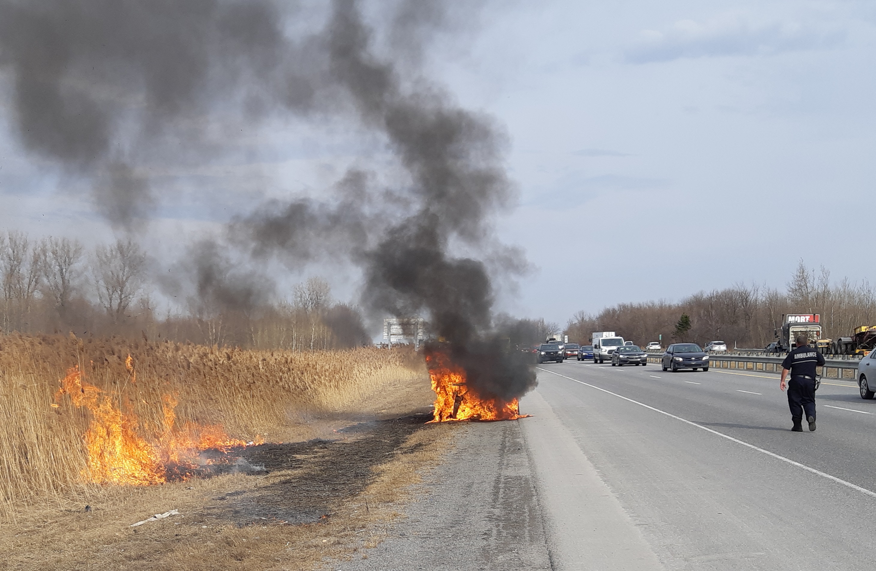 Image illustrant l'article: Un véhicule flambe sur l'autoroute 30
