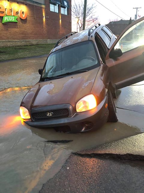 Une voiture engloutie dans un trou