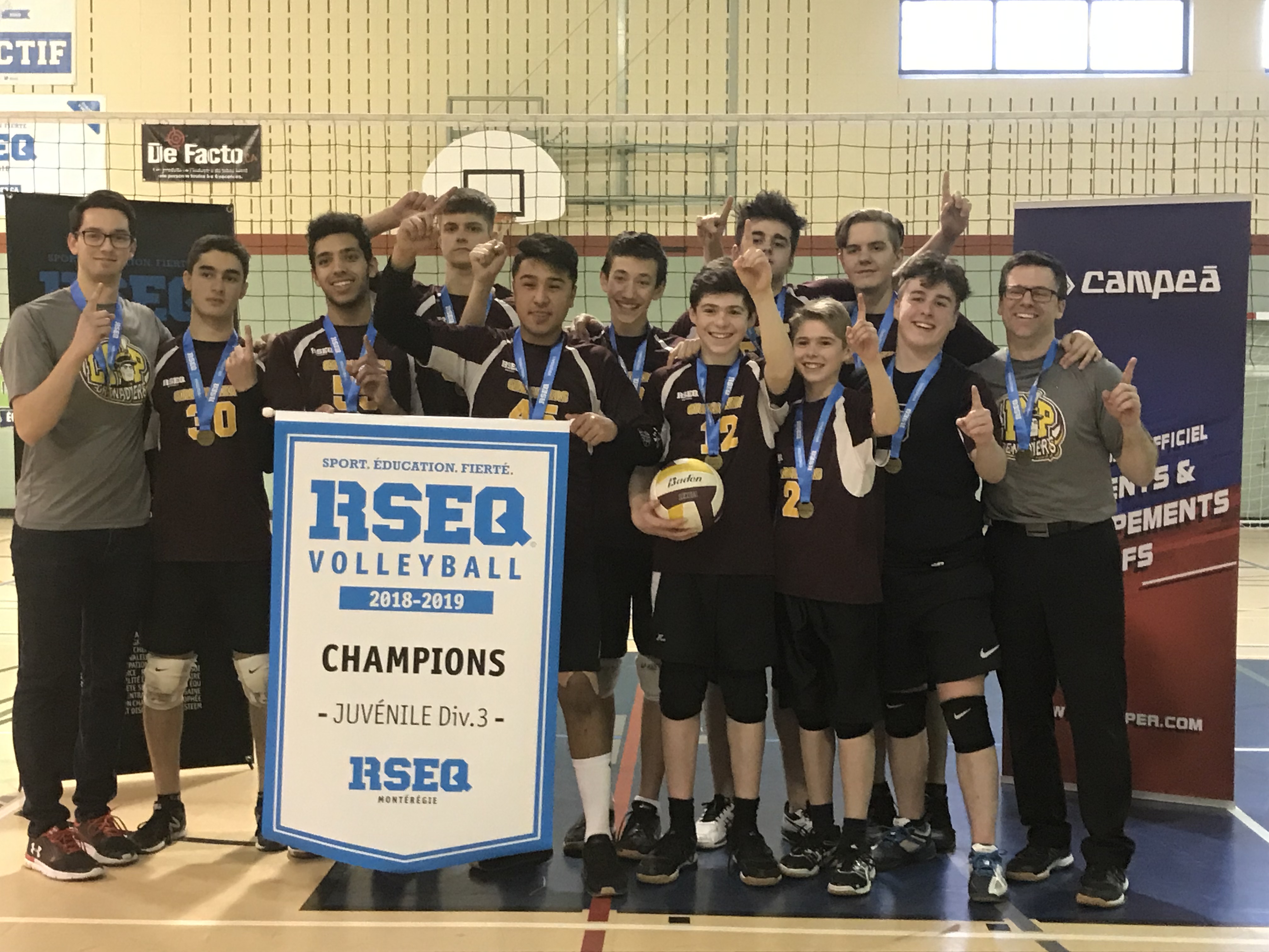 Des élèves brillent en volleyball