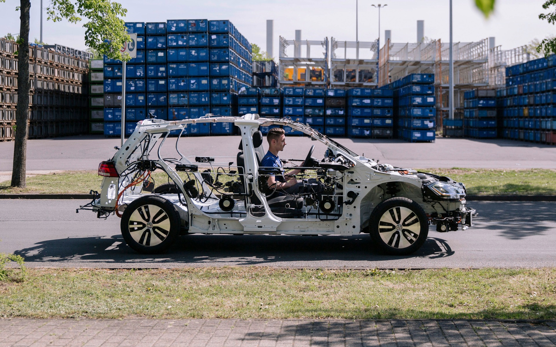 Image illustrant l'article: La Volkswagen e-Golf se met complètement à nue!