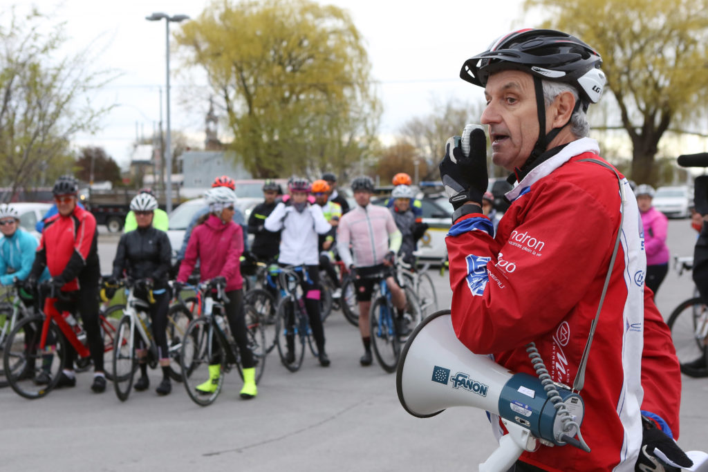 Des cyclistes «déçus» devant le bureau du député de Beauharnois