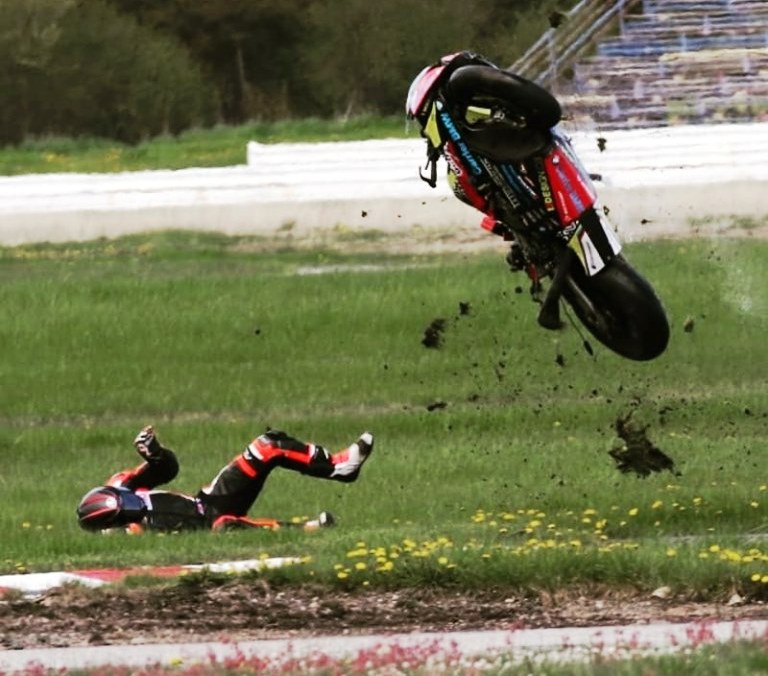 Image illustrant l'article: Bonne frousse pour le mannequin pilote de moto de course