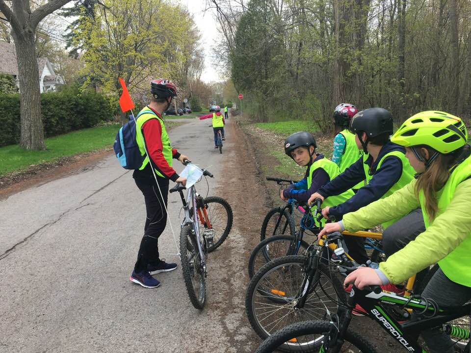 Image illustrant l'article: Des écoliers profitent de cours de conduite de vélo