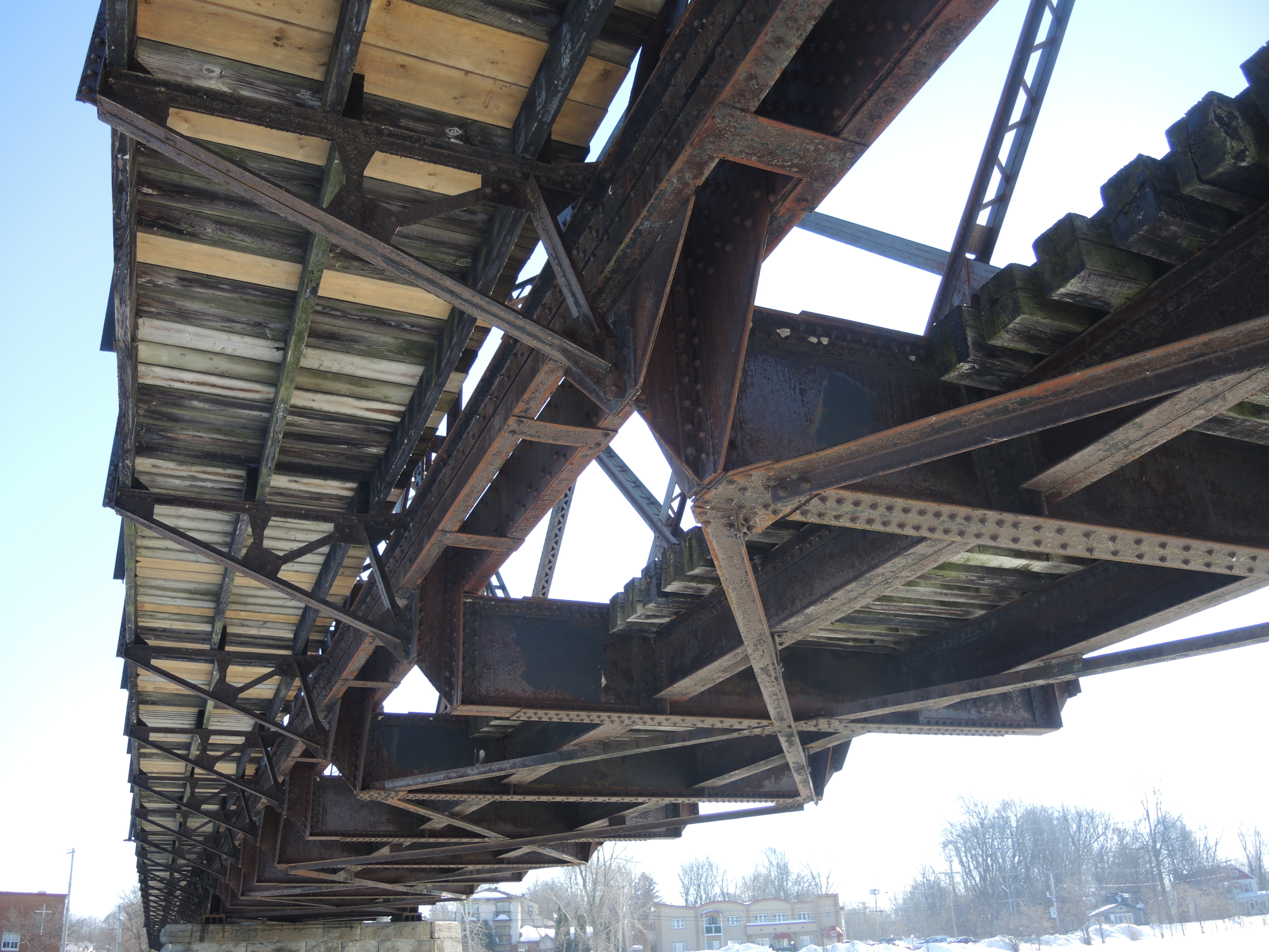 Sauter du pont passible d’une amende de 140 $