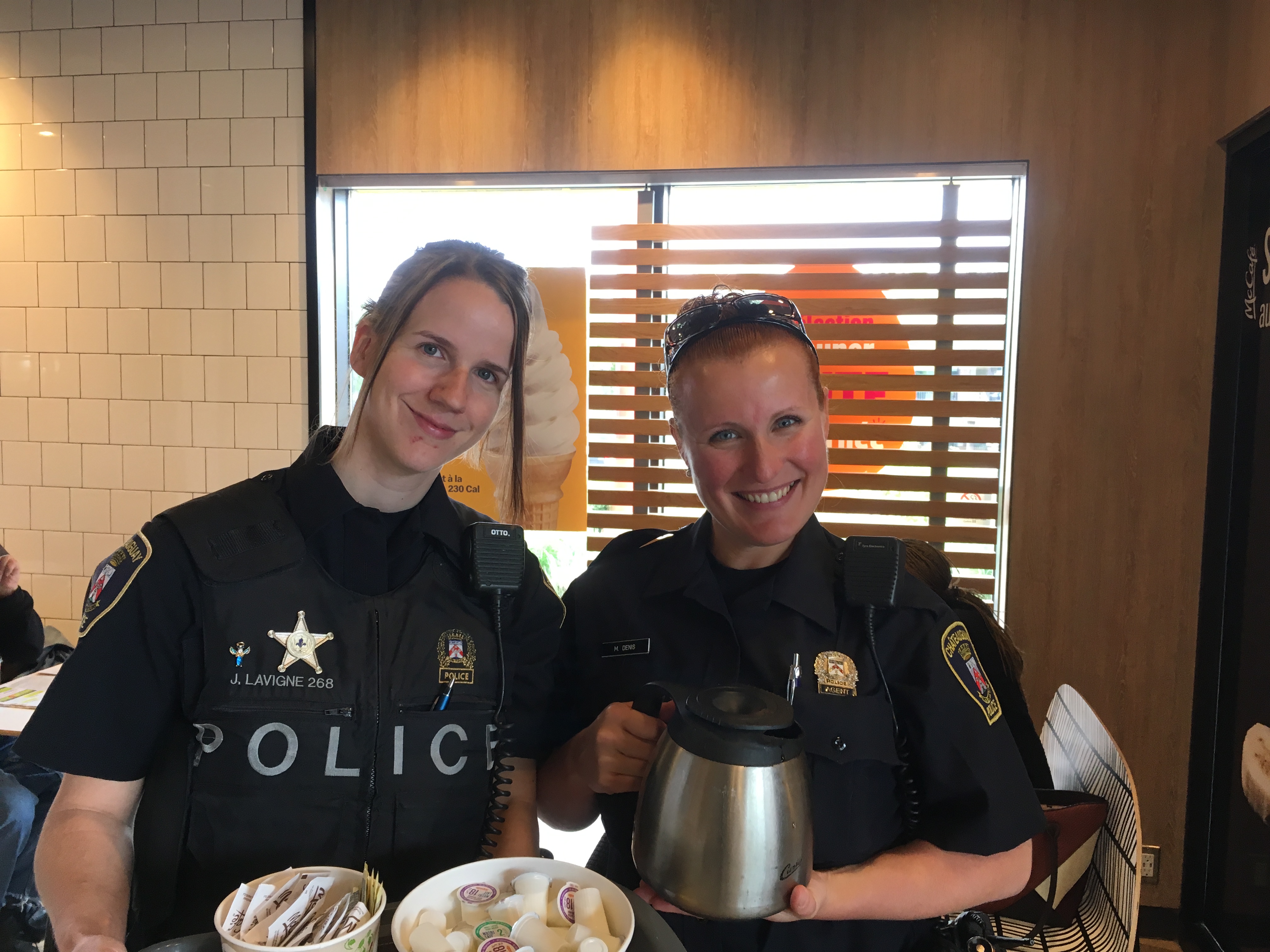 Discussions appréciées avec les policiers au McDo