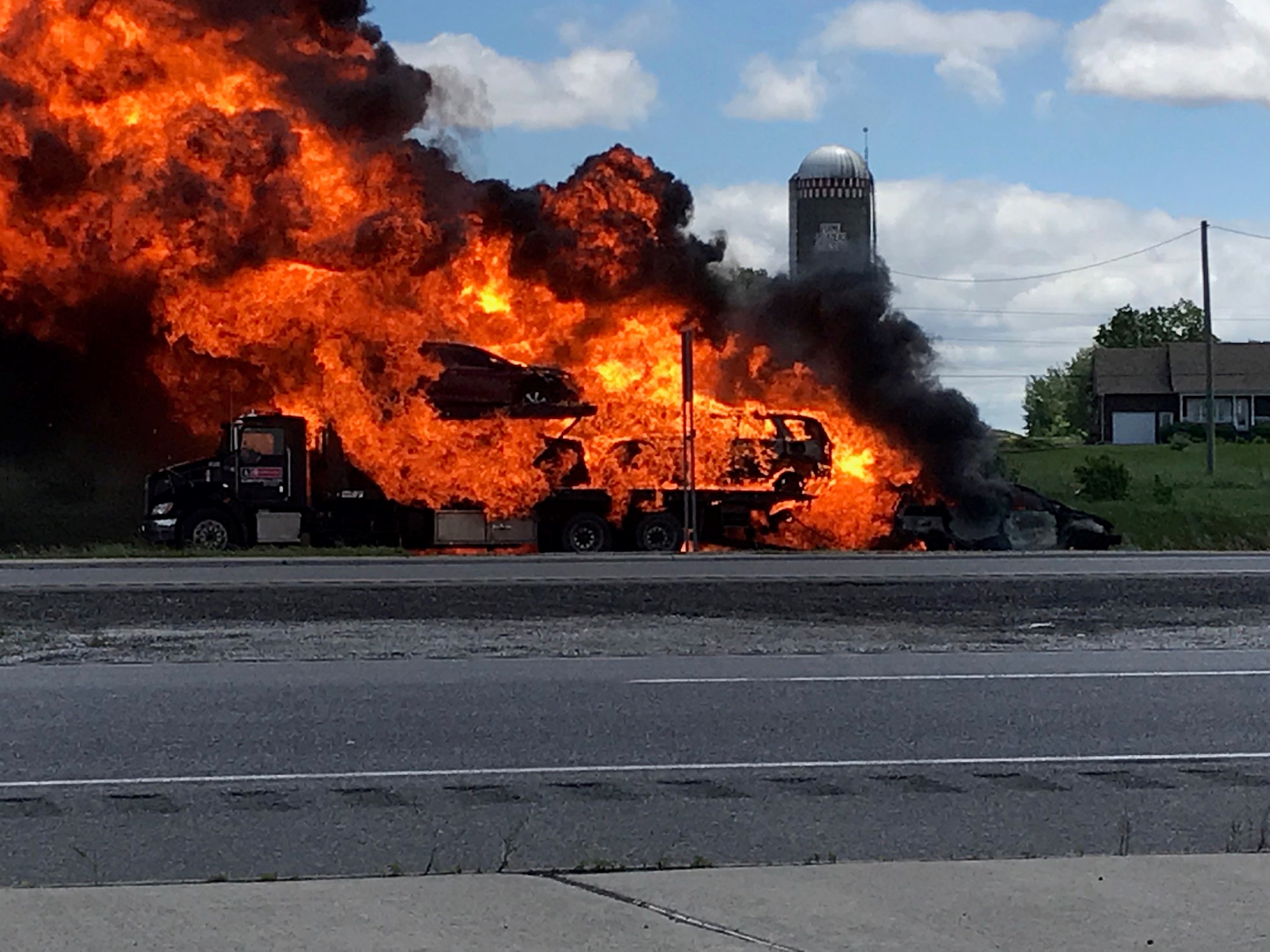 Incendie sur l&rsquo;autoroute 30 à Beauharnois