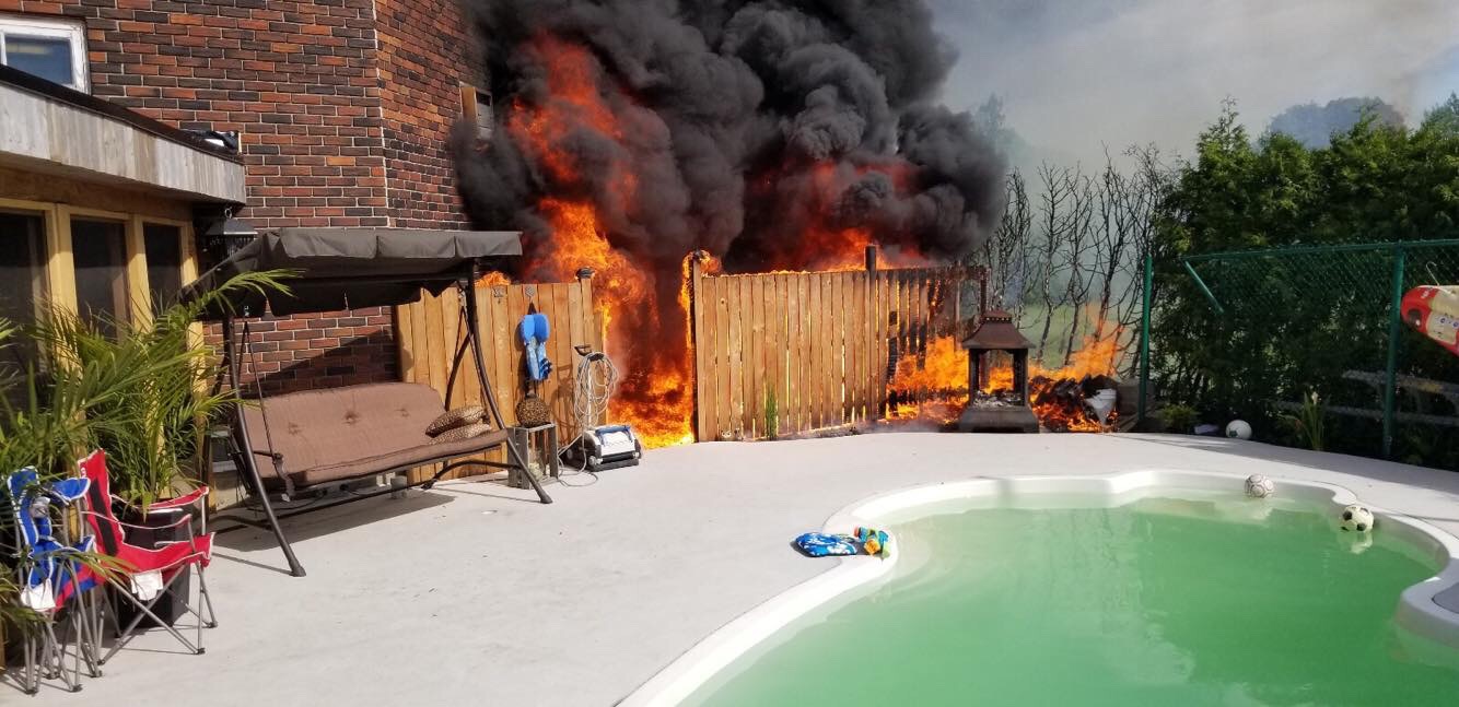 Incendie à proximité d’une école à Saint-Rémi : trois pompiers blessés