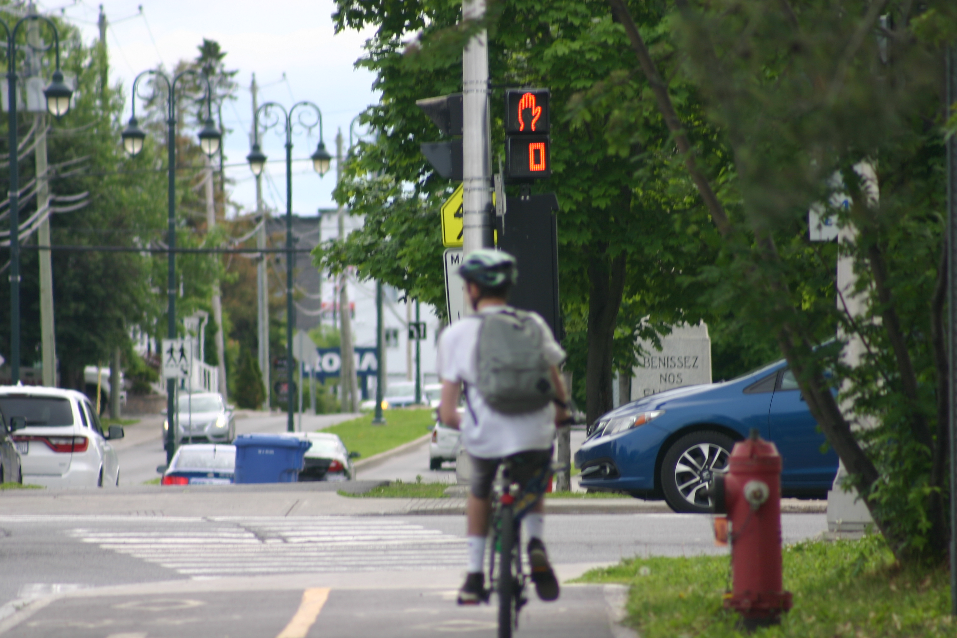 Un cycliste n’a pas à s’arrêter devant une main orange si le feu est vert