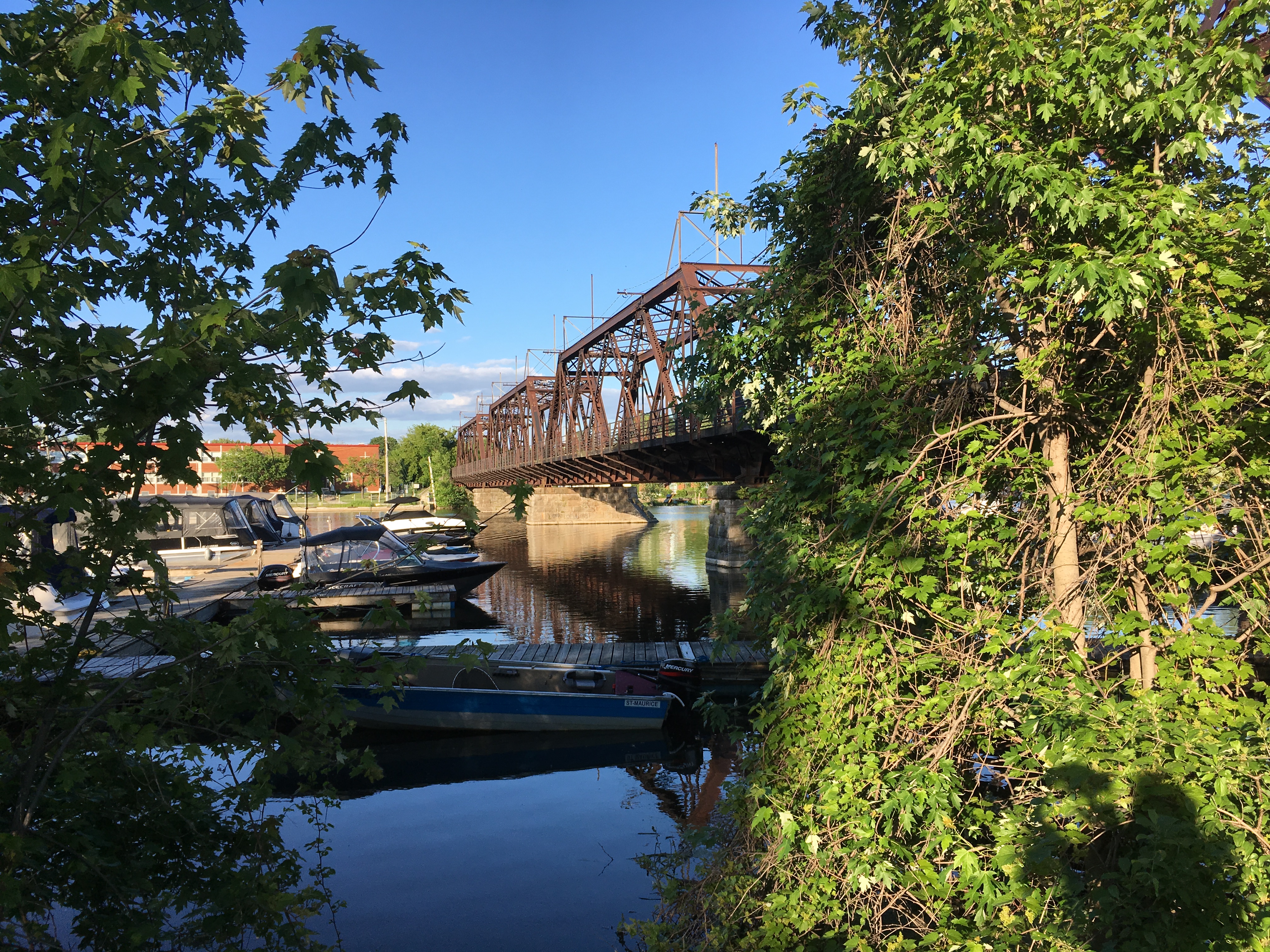 Image illustrant l'article: Des jeunes sautant du pont des Adirondacks mobilisent les pompiers