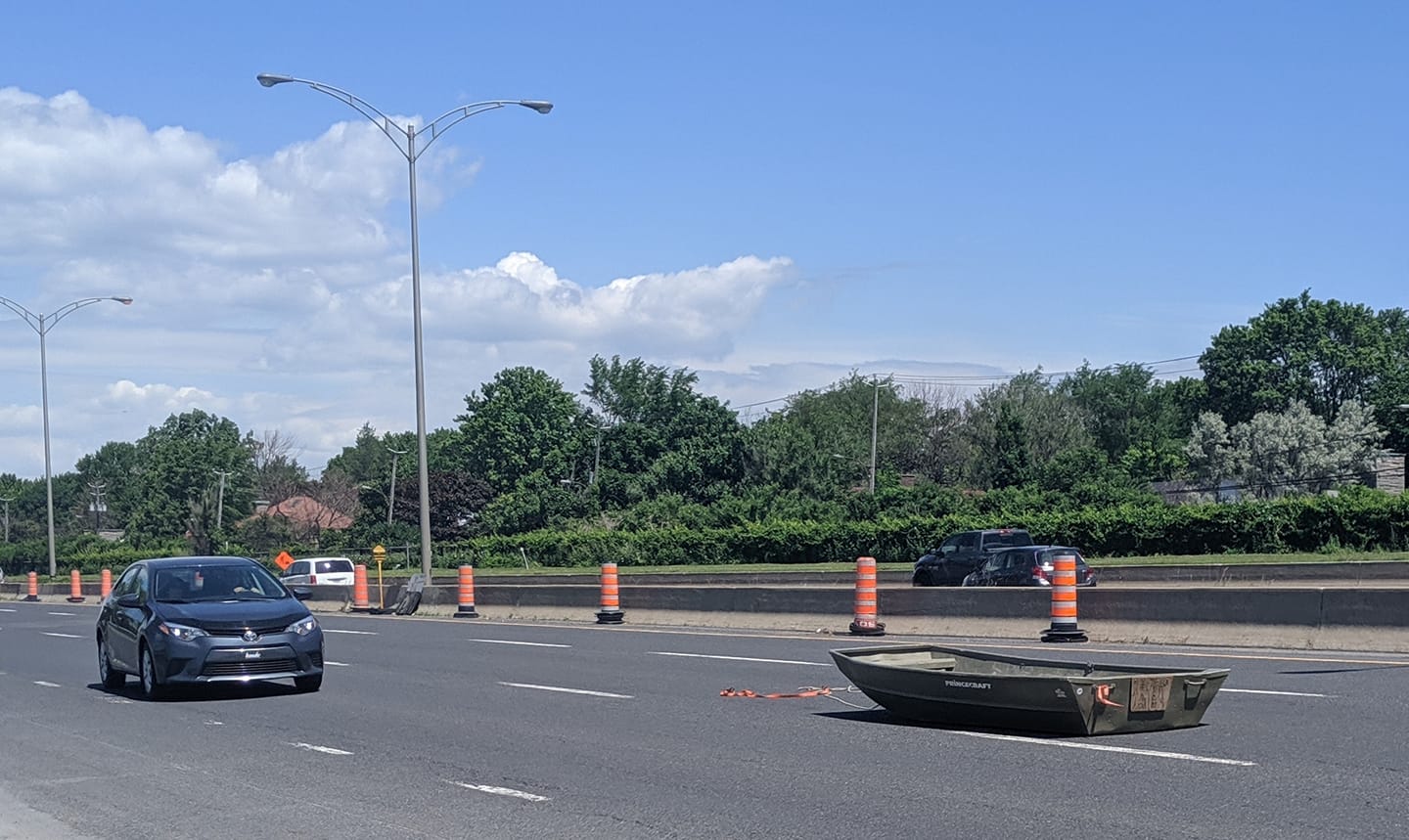 Quand les automobilistes doivent éviter une chaloupe