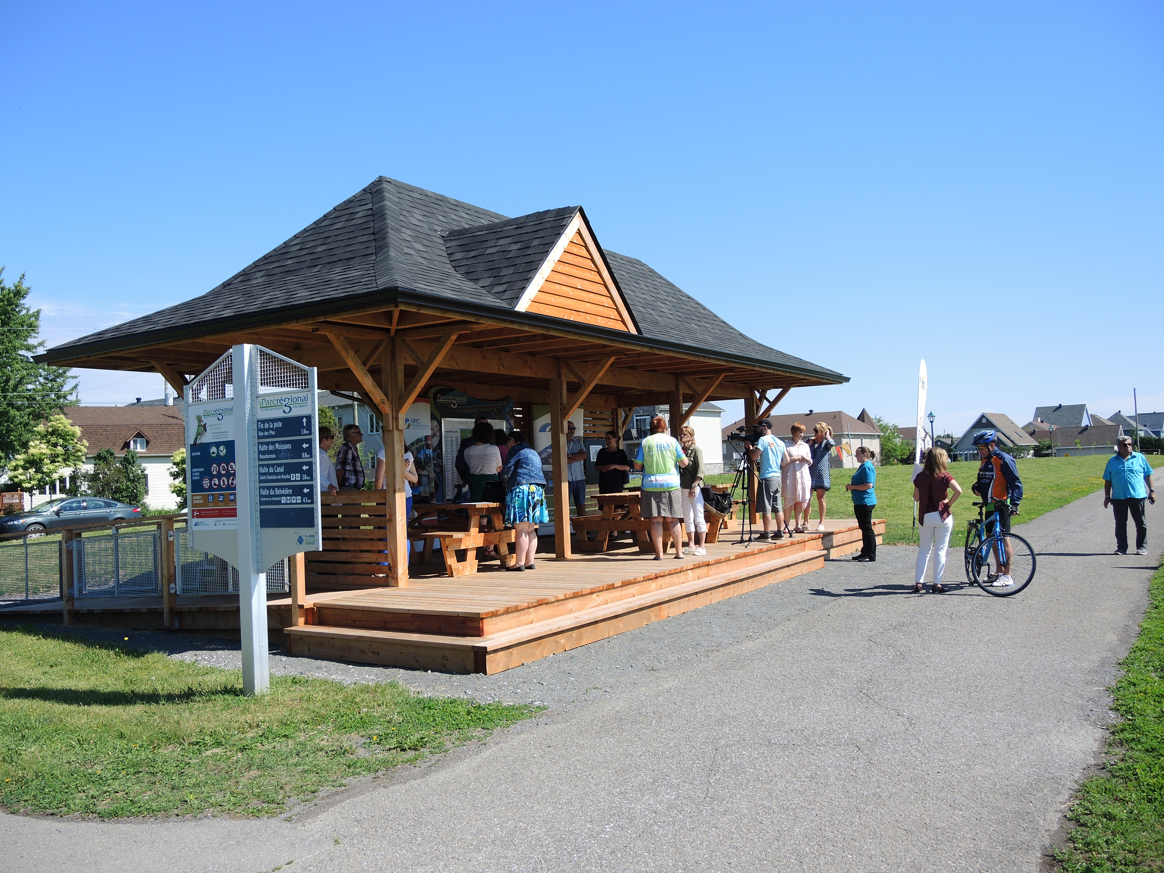 Image illustrant l'article: La nouvelle halte de la piste cyclable à Sainte-Martine inaugurée