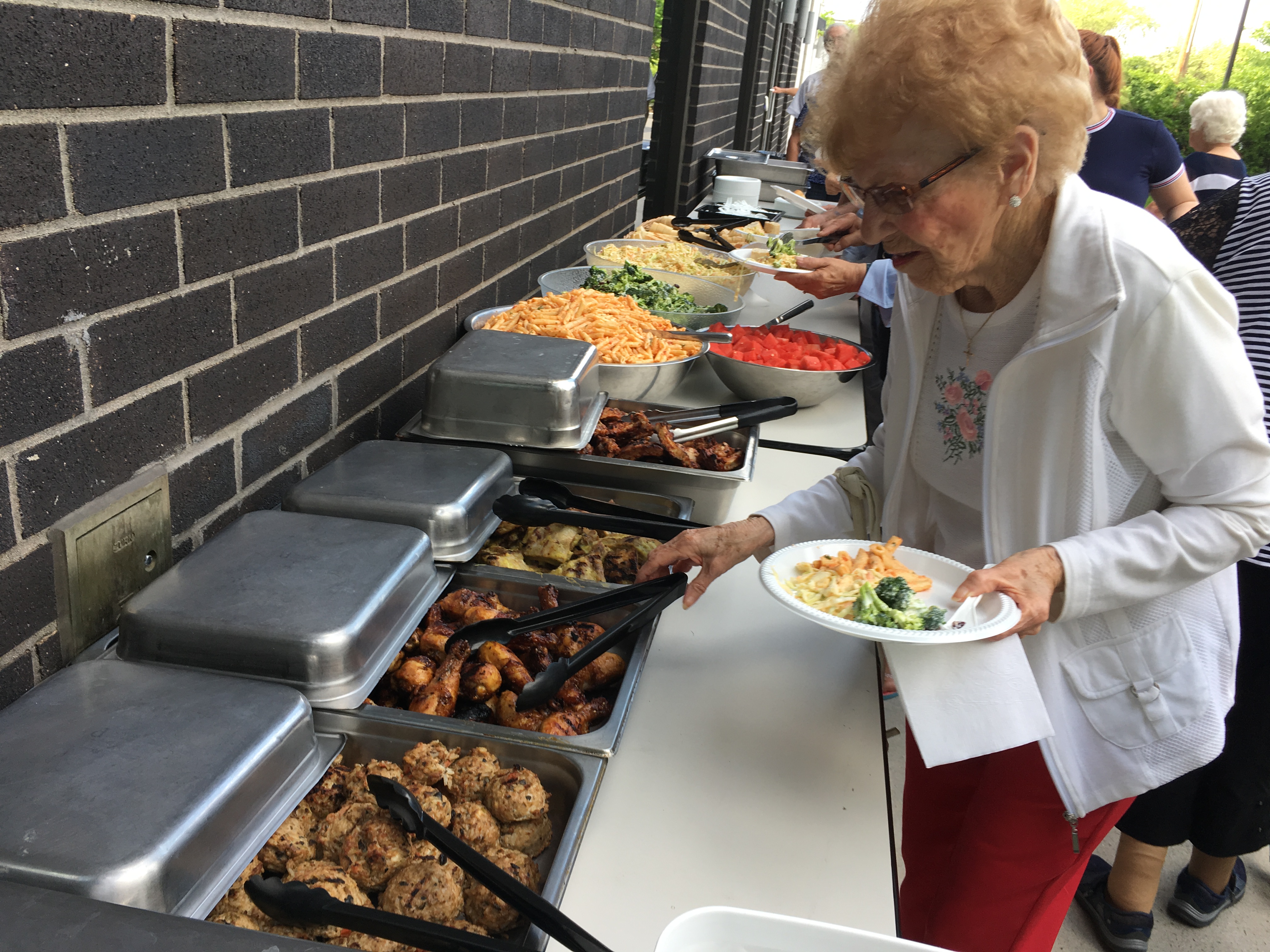Tranche de vie barbecue dans un complexe pour retraités