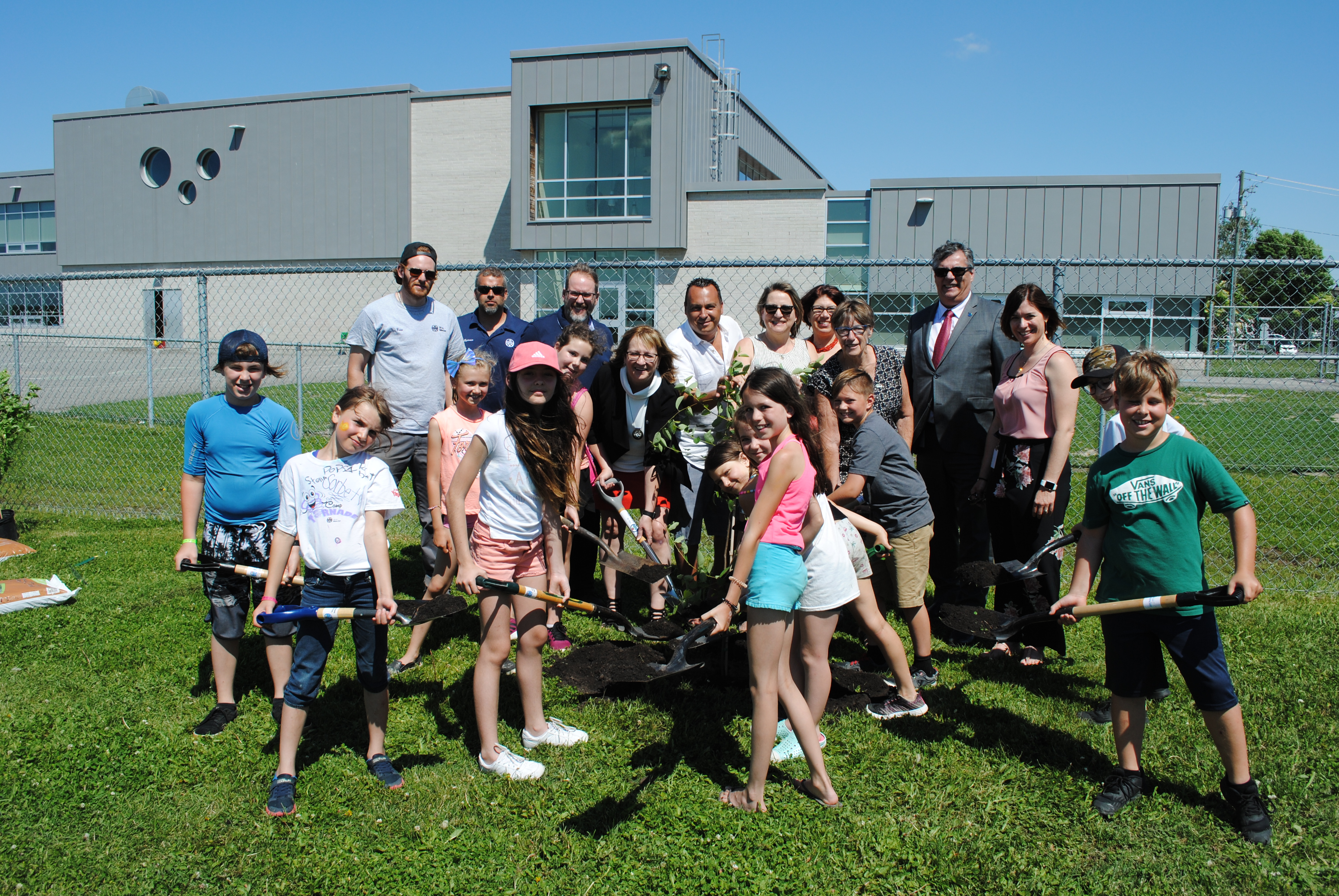 Plantation d’arbres au parc Raymond-Pitre
