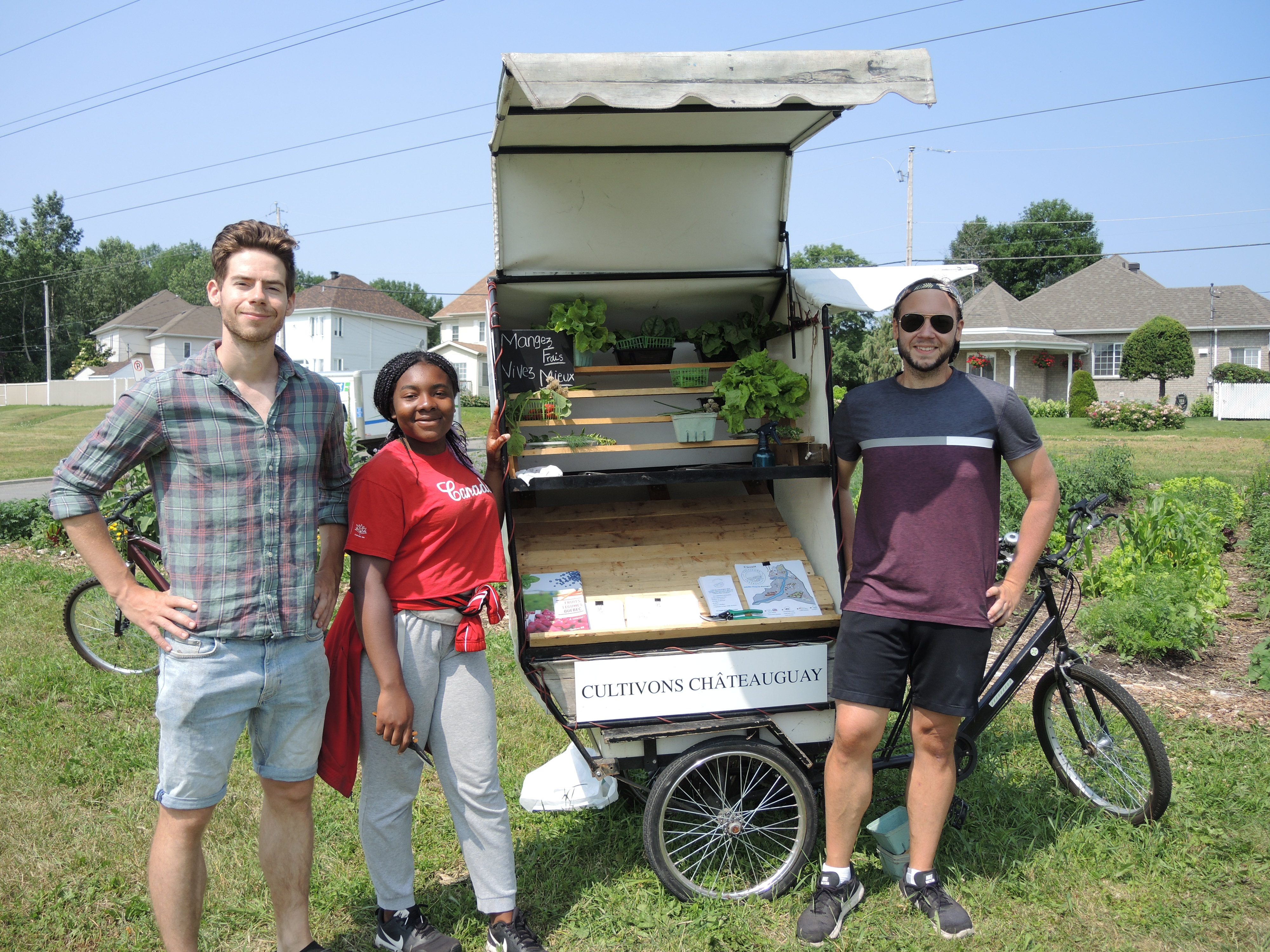Un triporteur de fruits et légumes frais en mouvement dans la Ville