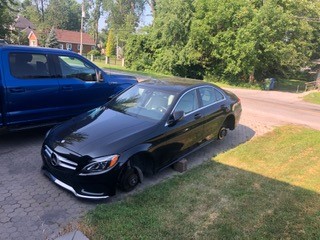 Victime d’un vol de roues sur son véhicule dans sa cour