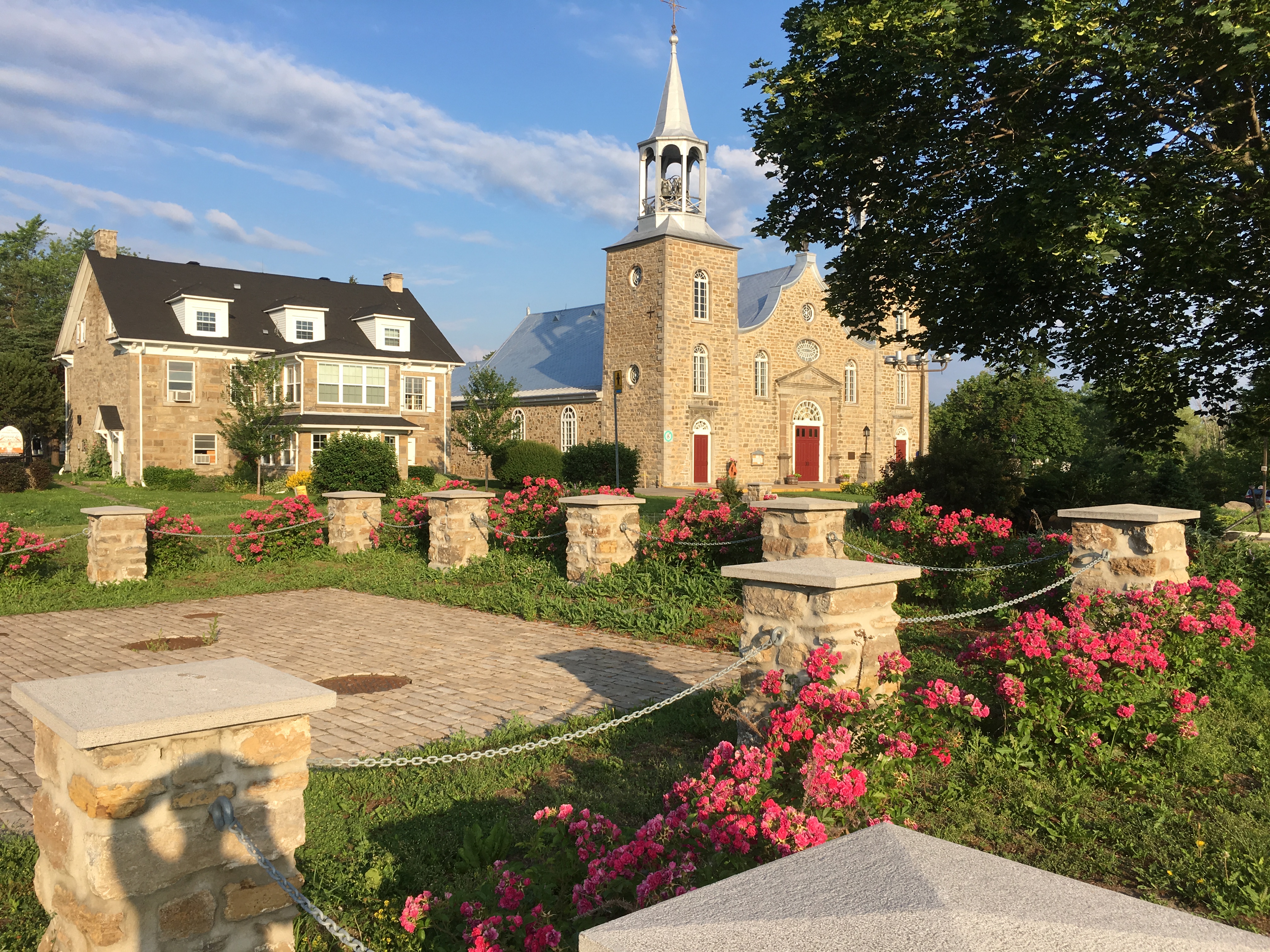 Feu vert à une place publique devant l’église Saint-Joachim