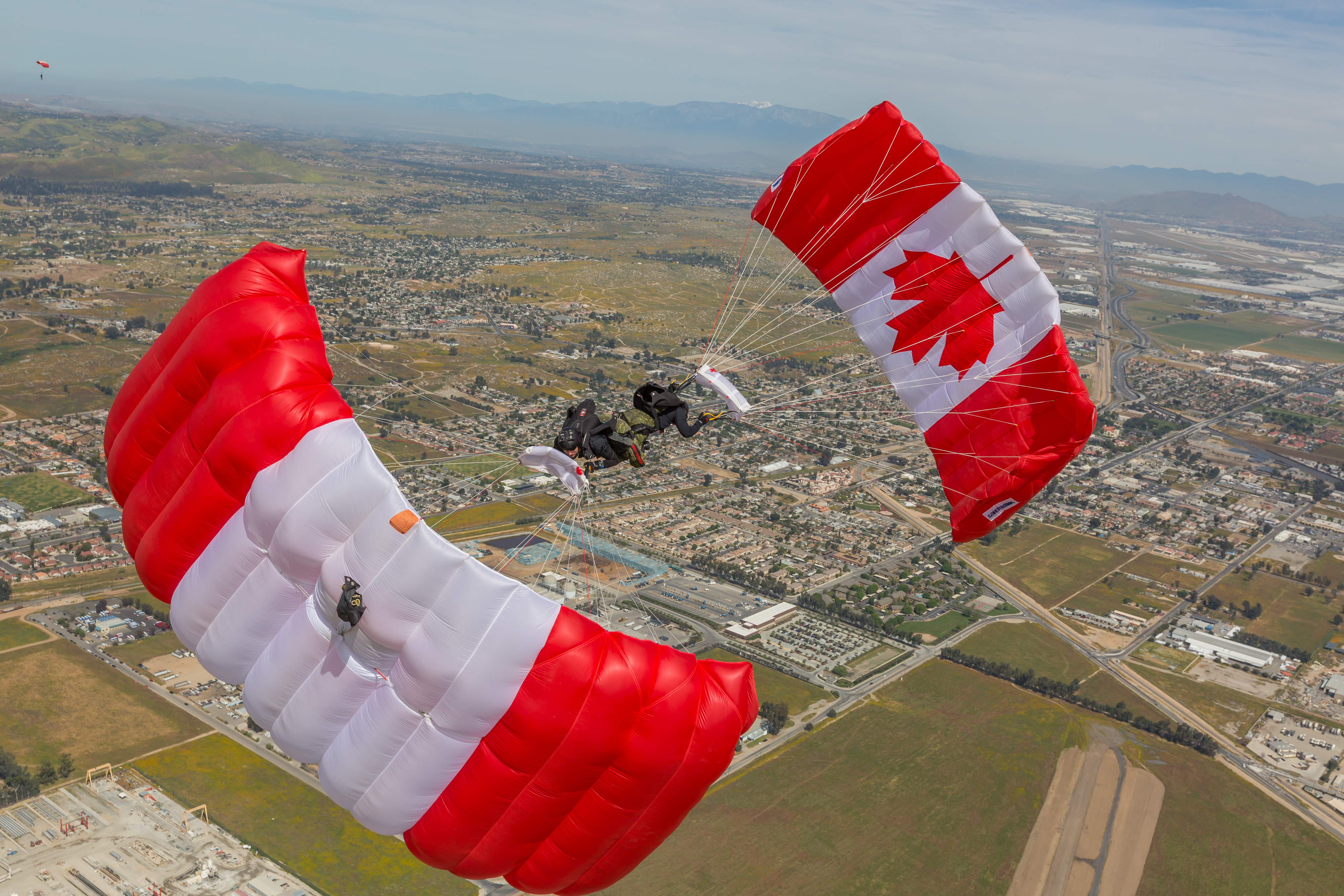Des parachutistes des Forces armées canadiennes à Beauharnois