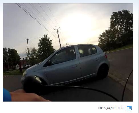 Des autos sur la piste cyclable : bel exemple du «syndrome» de la porte