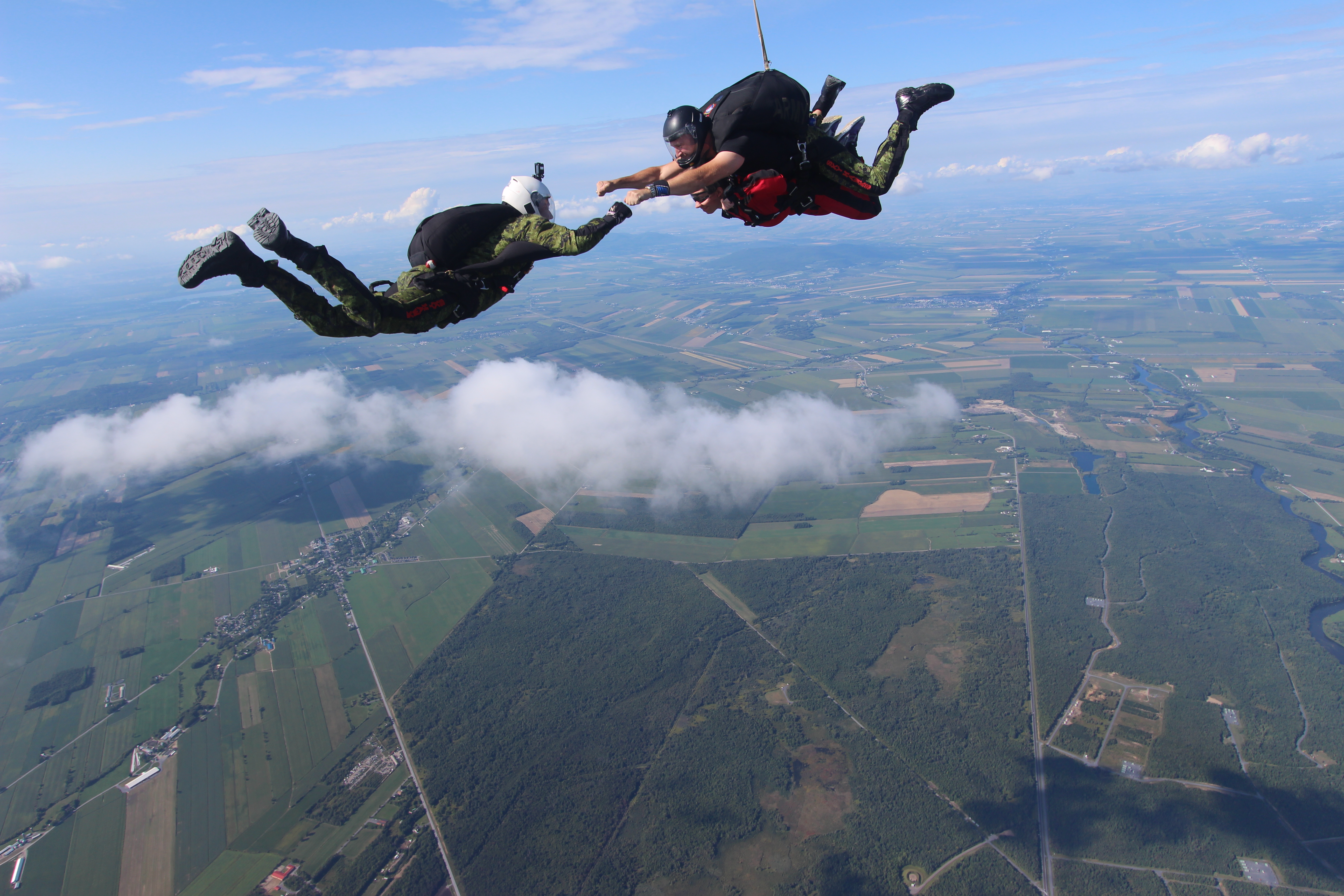 Le Soleil de Châteauguay a sauté en parachute avec les SkyHawks