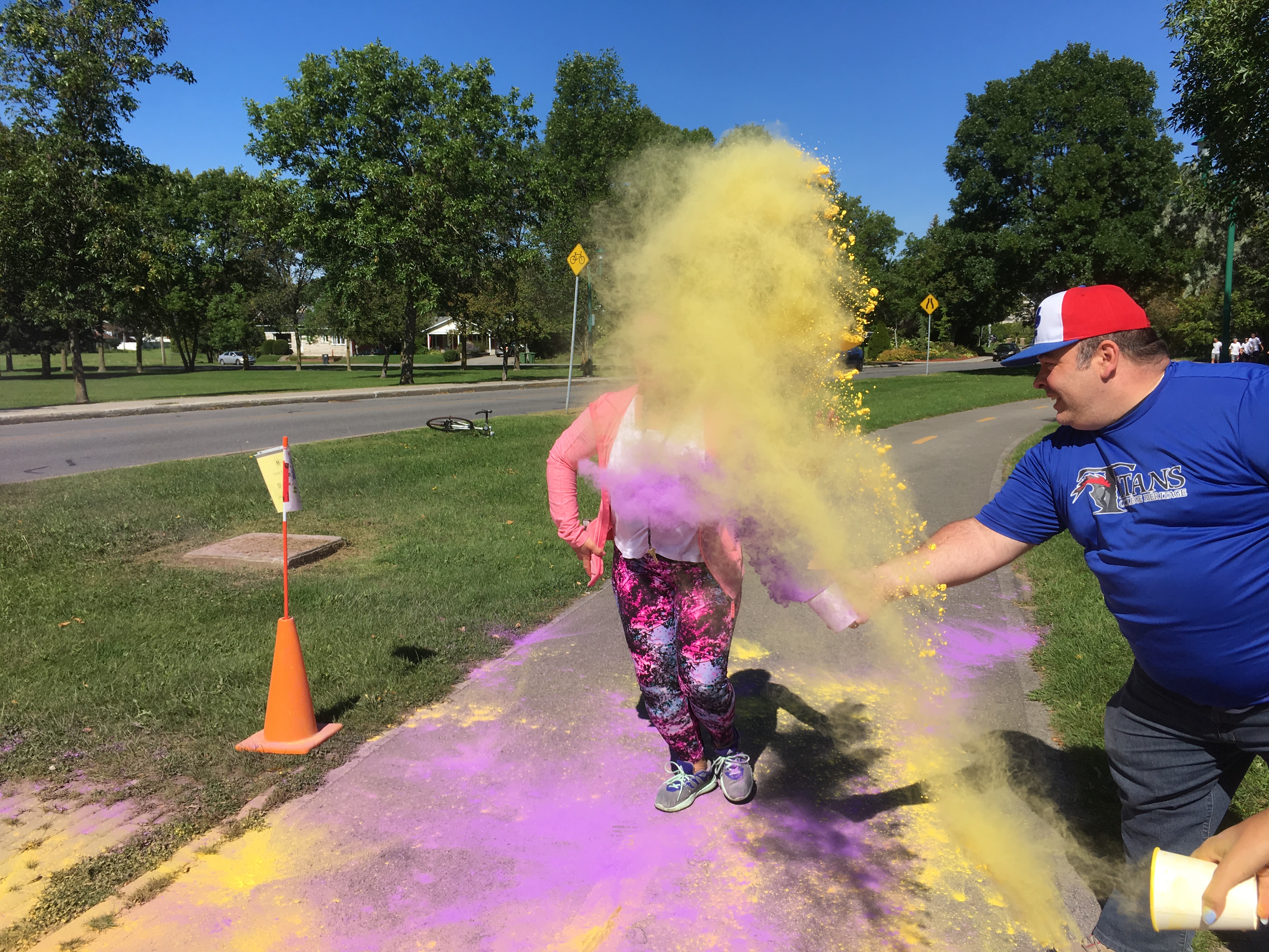 Des jeunes multicolores vont courir autour de la rivière
