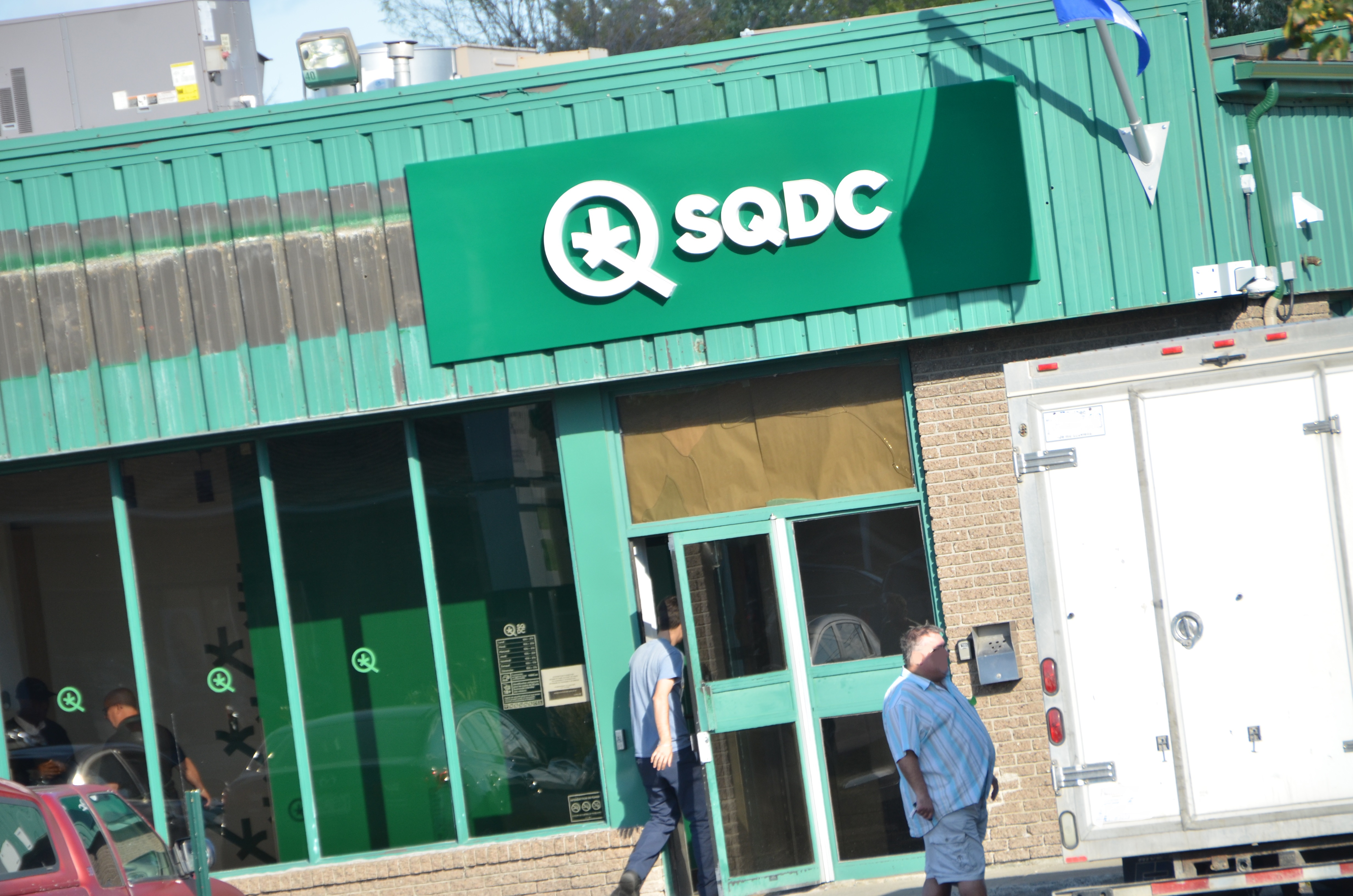 La SQDC sert ses premiers clients