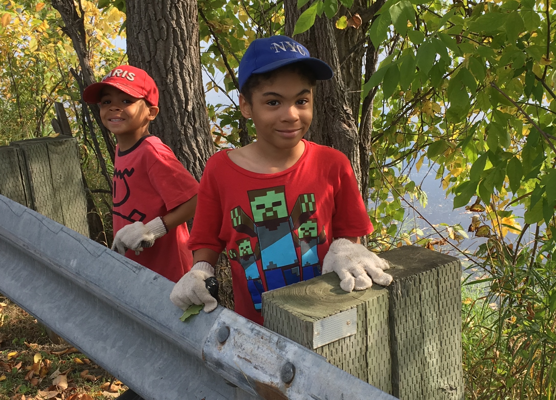 50 petits et grands soignent le bord de la rivière Châteauguay